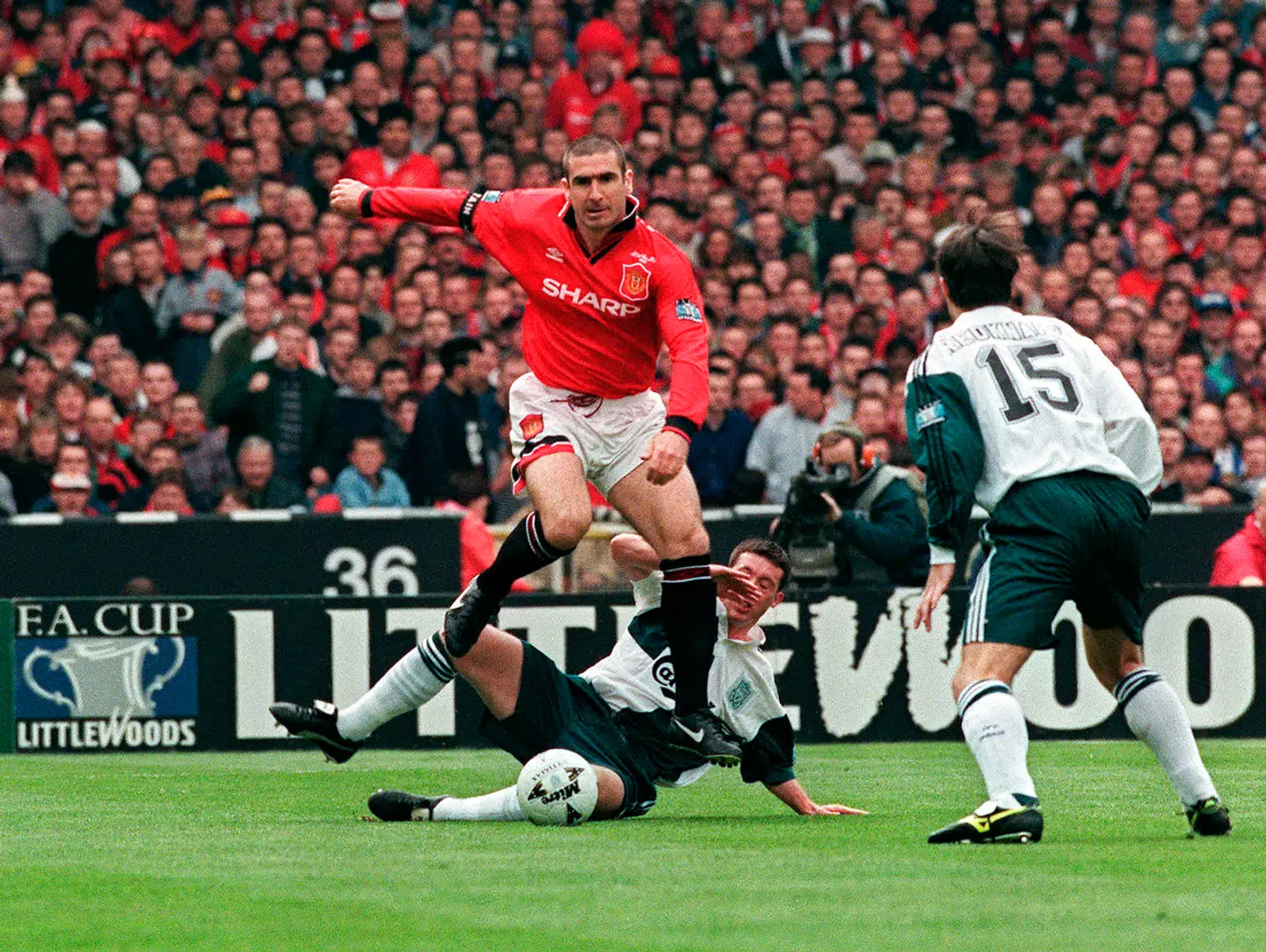Eric Cantona ses her i aktion for Manchester United i en kamp mod Liverpool i 1996.