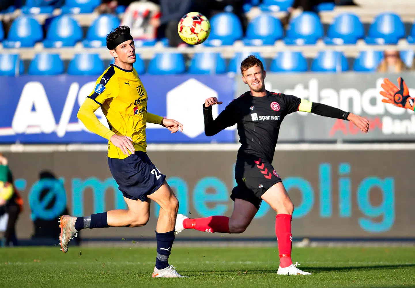 AaB's Lucas Andersen mod Hobros Rasmus Minor Petersen i 3F Superliga-kampen mellem Hobro IK og Aab på DS Arena i Hobro , 5. oktober 2019.. (Foto: Henning Bagger/Ritzau Scanpix)