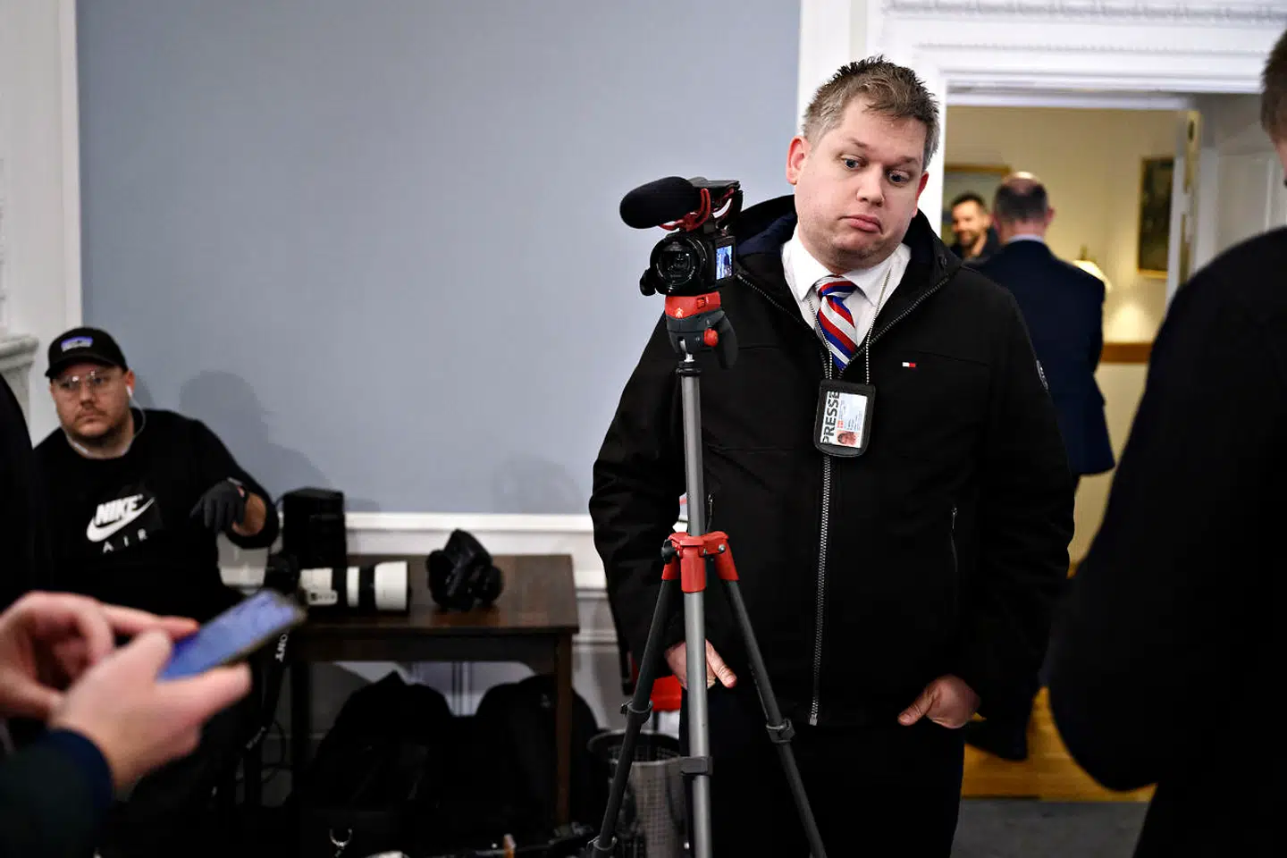 Rasmus Paludan deltager som presse, da statsministeren, sundheds- og ældreministeren samt en række myndighedsrepræsentanter holdt pressemøde om COVID-19 i Spejlsalen i Statsministeriet tirsdag den 17. marts 2020.