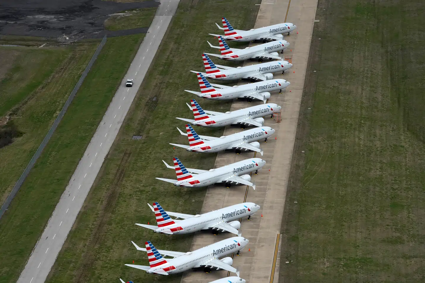 American Airlines har skåret over halvdelen af selskabets normale flyvinger bort. Her ses en række parkerede Boeing-737-fly i den internationale lufthavn i Tulsa, Oklahoma. Nick Oxford/Reuters