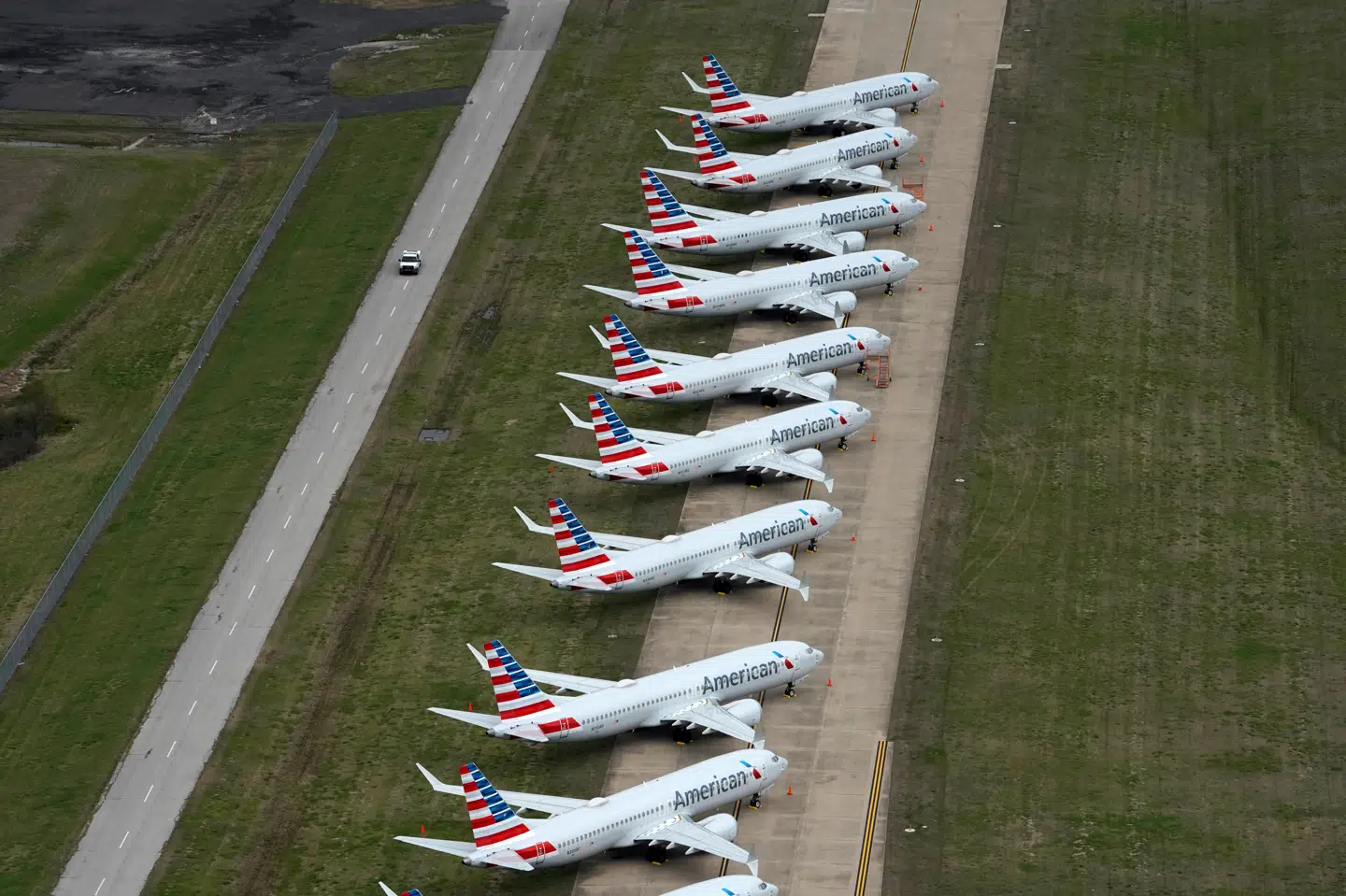 American Airlines har skåret over halvdelen af selskabets normale flyvinger bort. Her ses en række parkerede Boeing-737-fly i den internationale lufthavn i Tulsa, Oklahoma. Nick Oxford/Reuters