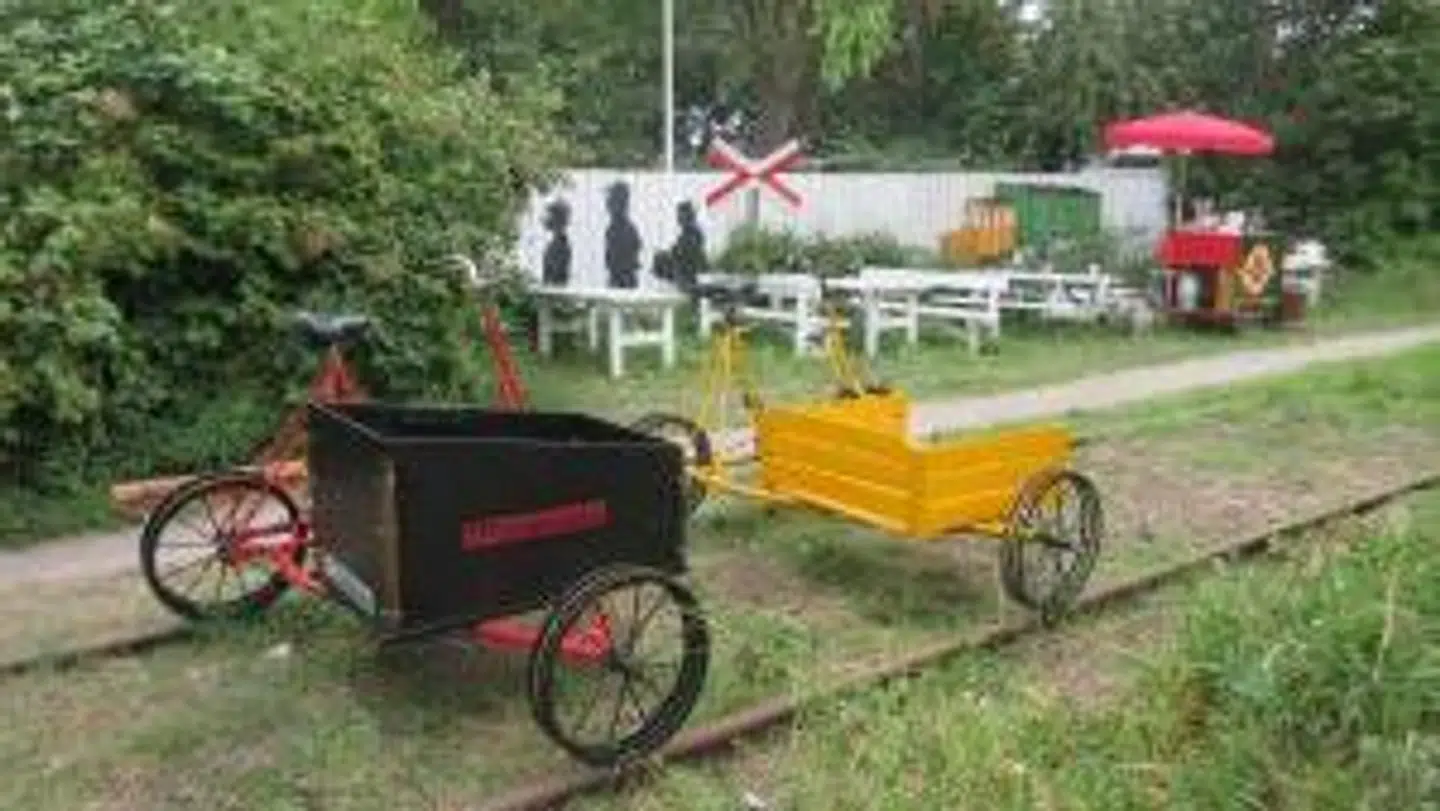 En skinnecykel foran indhegningen til området, hvor Susan Palludan og flere andre har haft kolonihave i årevis.