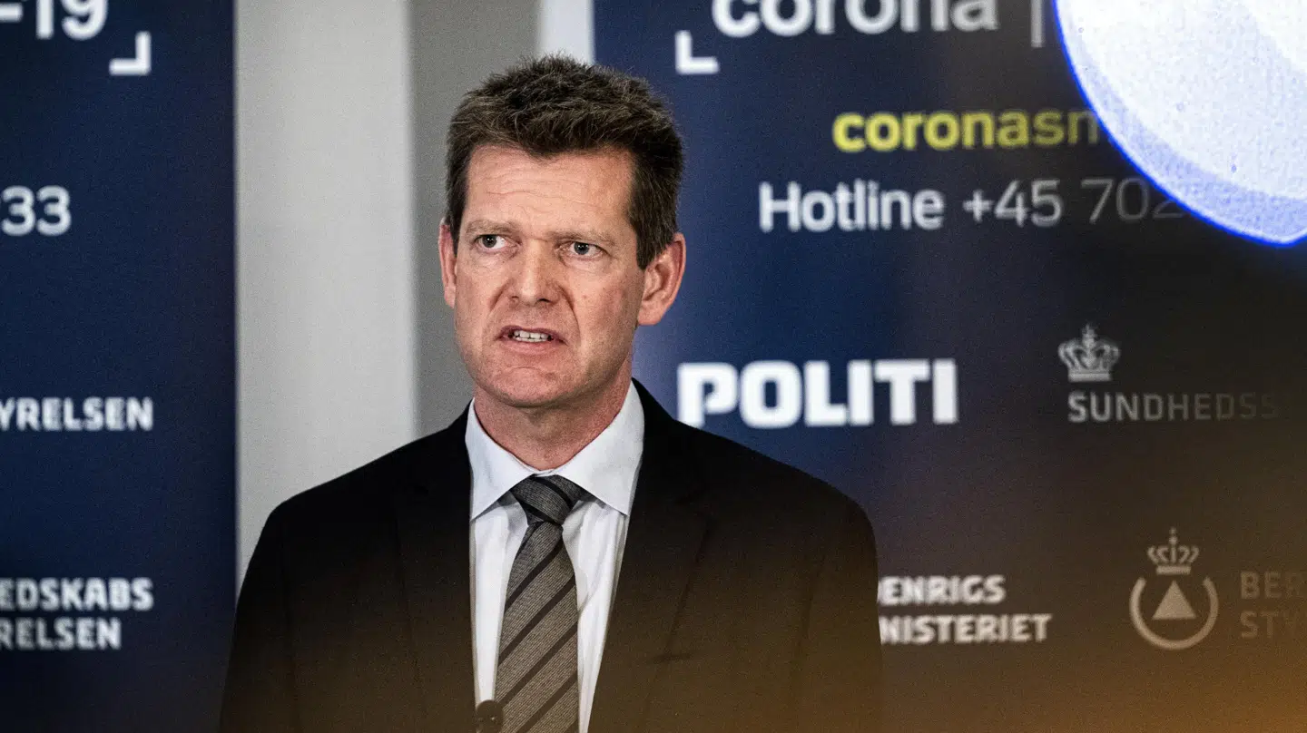 Normalt ser danskerne end mere formel og alvorlig side af Sundhedsstyrelsens direktør, når han toner frem på skærmen til blandt andet pressemøder.