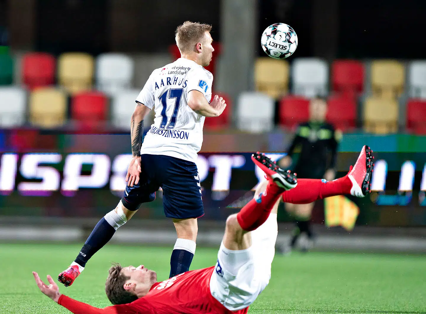 AGF's Jon Dagur Thorsteinsson mod Silkeborgs Kees Luijckx i 3F Superligakampen Silkeborg IF mod AGF på Jysk Park i Silkeborg, 9. marts 2020.. (Foto: Henning Bagger/Ritzau Scanpix)