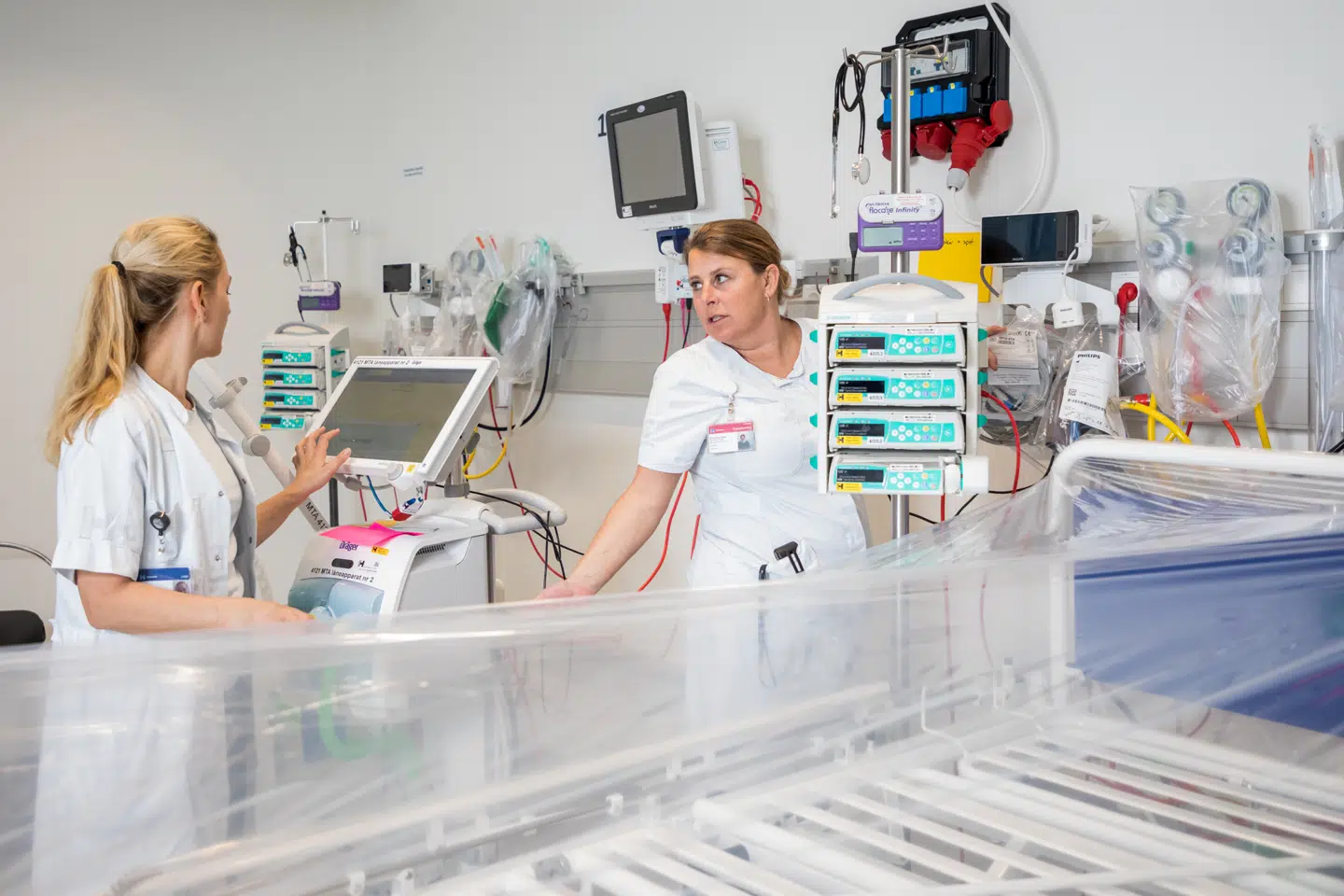 Afdelingens ansatte tester udstyret. Foto: Rigshospitalet