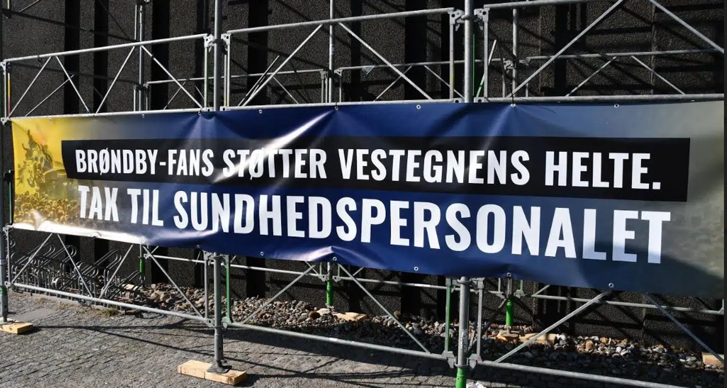 Her ses det tydeligt, hvad der står på banneret fra Brøndby-fansene. Foto: Hvidovre Hospital.