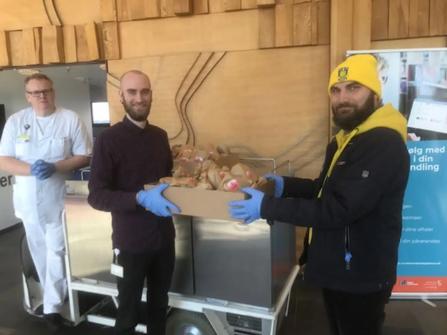Her ses Morten Larsen aflevere 300 kager fra Brøndby-fans, der kalder sig 'Oles venner'. Foto: Hvidovre Hospital.