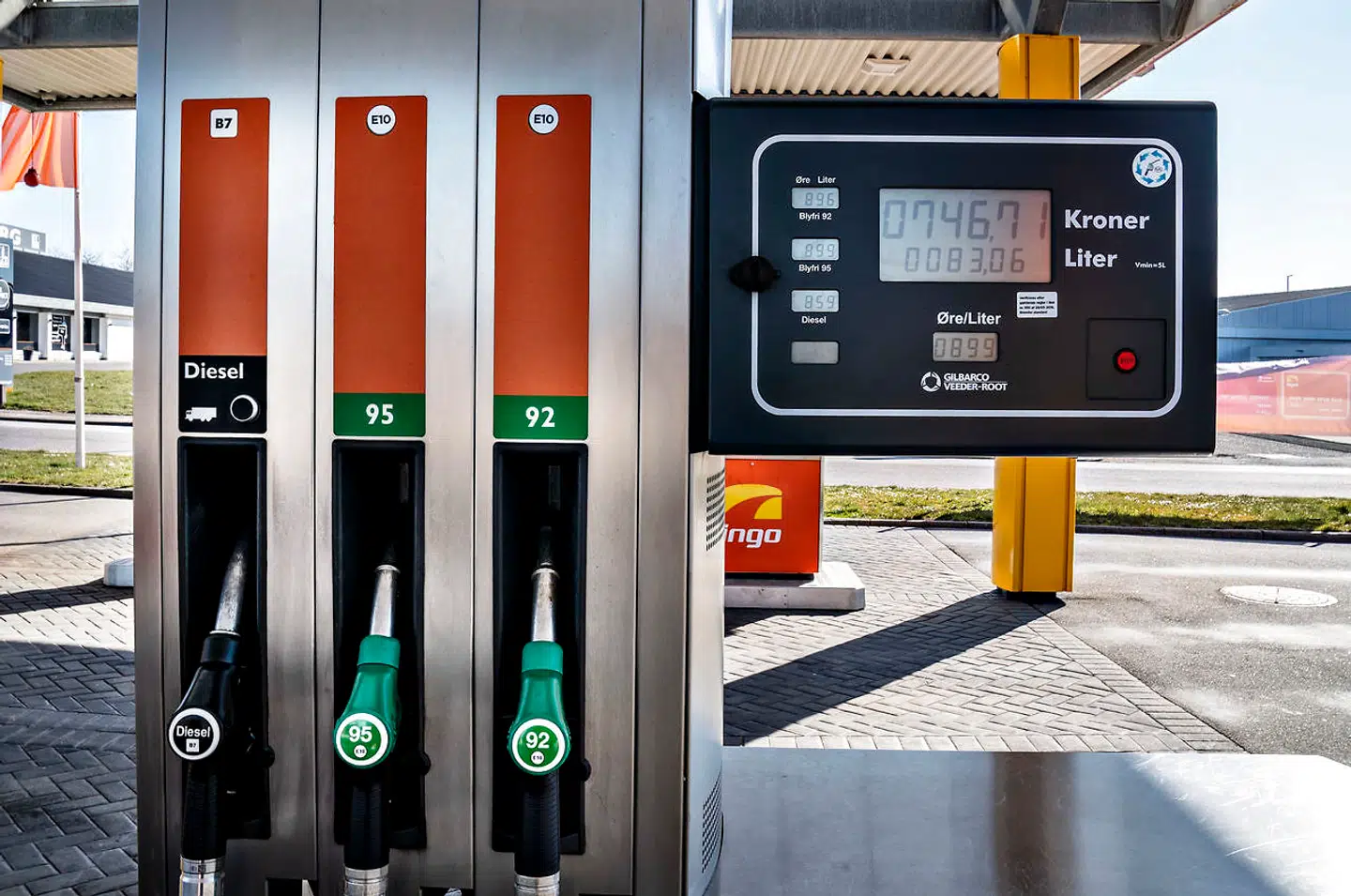 Prisen på en liter benzin var i weekenden under ni kroner. Her en stander i Aalborg.