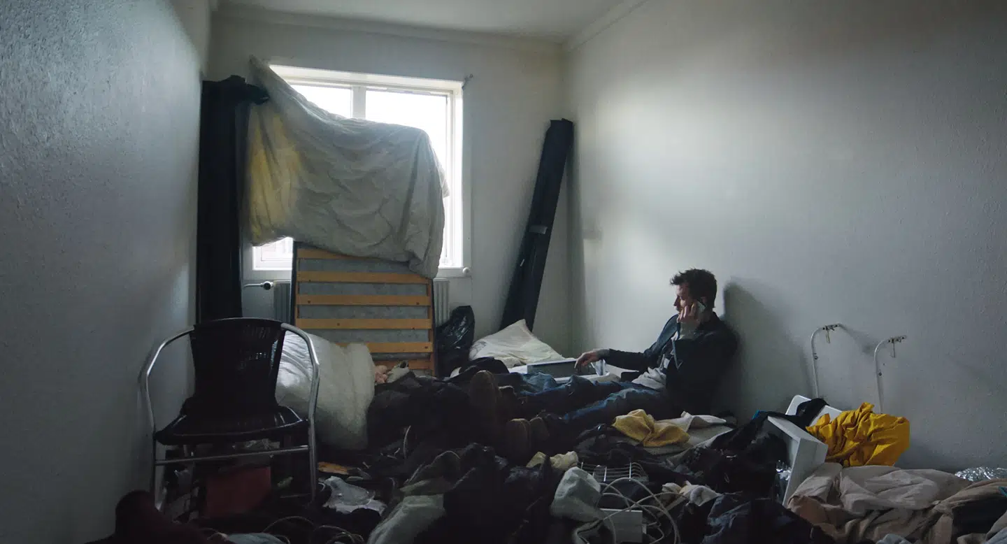 20 gange har Lasse Eckstrøm Jensen været på afvænning. Hver gang det mislykkes, er det skamfuldt for ham. Her er han i sin lejlighed i en af de perioder, hvor han har mistet kontrollen.