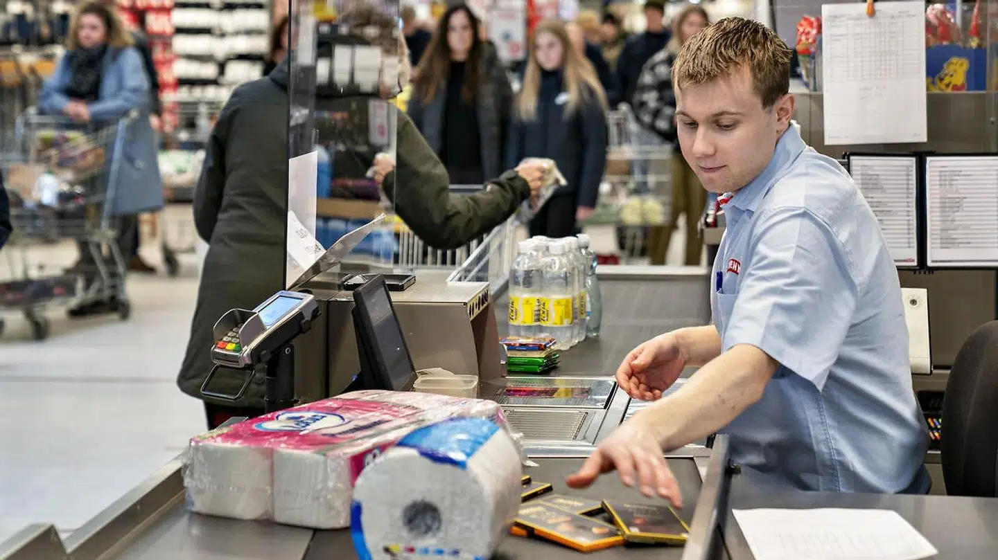 Håndværkere har sat plexiglas op for at beskytte mod coronasmitte ved kasselinien i Meny i Aalborg onsdag den 18. marts 2020.
