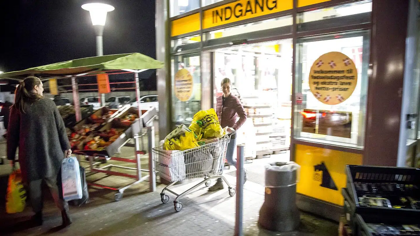 Folk er på indkøb, og der er tomme hylder i Netto i Ringsted efter statsministerens pressemøde, onsdag den 11. marts 2020. Nogle supermarkeder oplevede en 20-dobling af normalt salg efter Mette Frederiksens pressemøde. Men der er mad nok til alle trods coronakrisen.