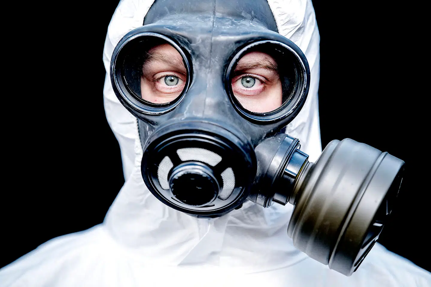 Det er Ulrich Dethlef Húnfjörð Jørgensen, der foretager alle familiens indkøb. Det foregår iført sikkerhedsdragt, gummistøvler, gummihandsker og gasmaske.