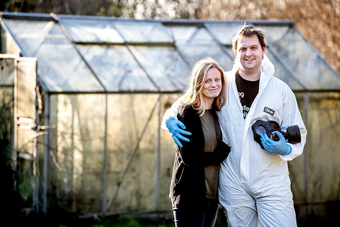 Ulrich Dethlef Húnfjörð Jørgensens kone, Heiðrún Björk Dethlef Húnfjörð, nægter at gå ud i samme udstyr. Derfor er det kun Ulrich, der handler for familien.
