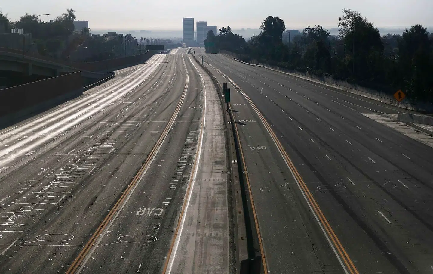 Normalt er Interstate 405, der fra øst fører ind i Los Angeles, fyldt til bristepunktet. Nu er alting anderledes.