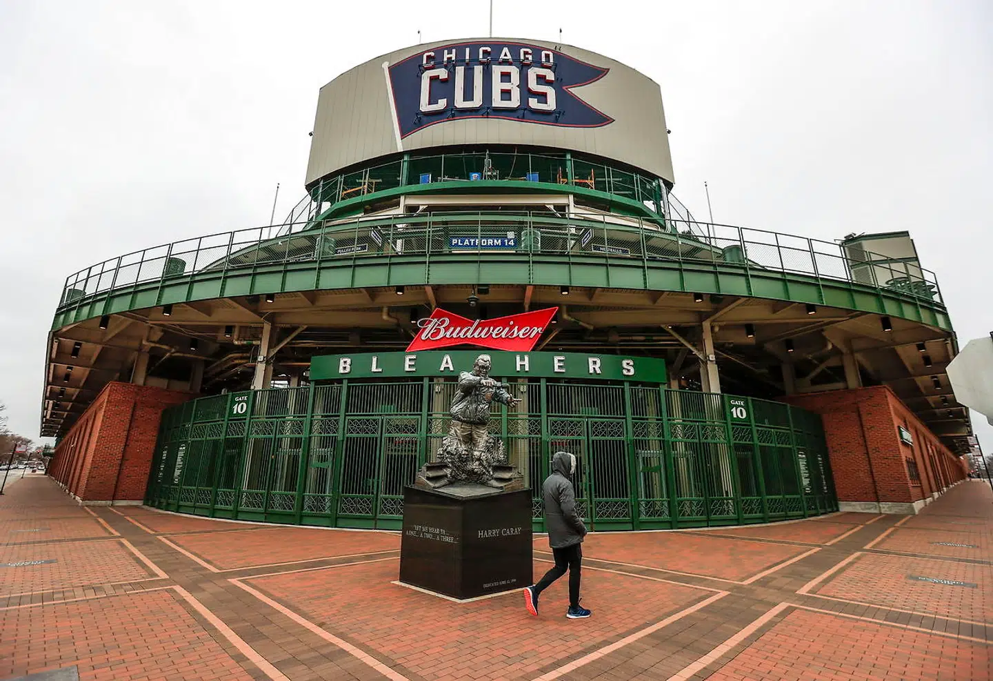 I går var baseballsæsonens første og ofte største dag. Men ligesom i resten af USA var Chicagos stadion, Wrigley Field, lukket og låst.