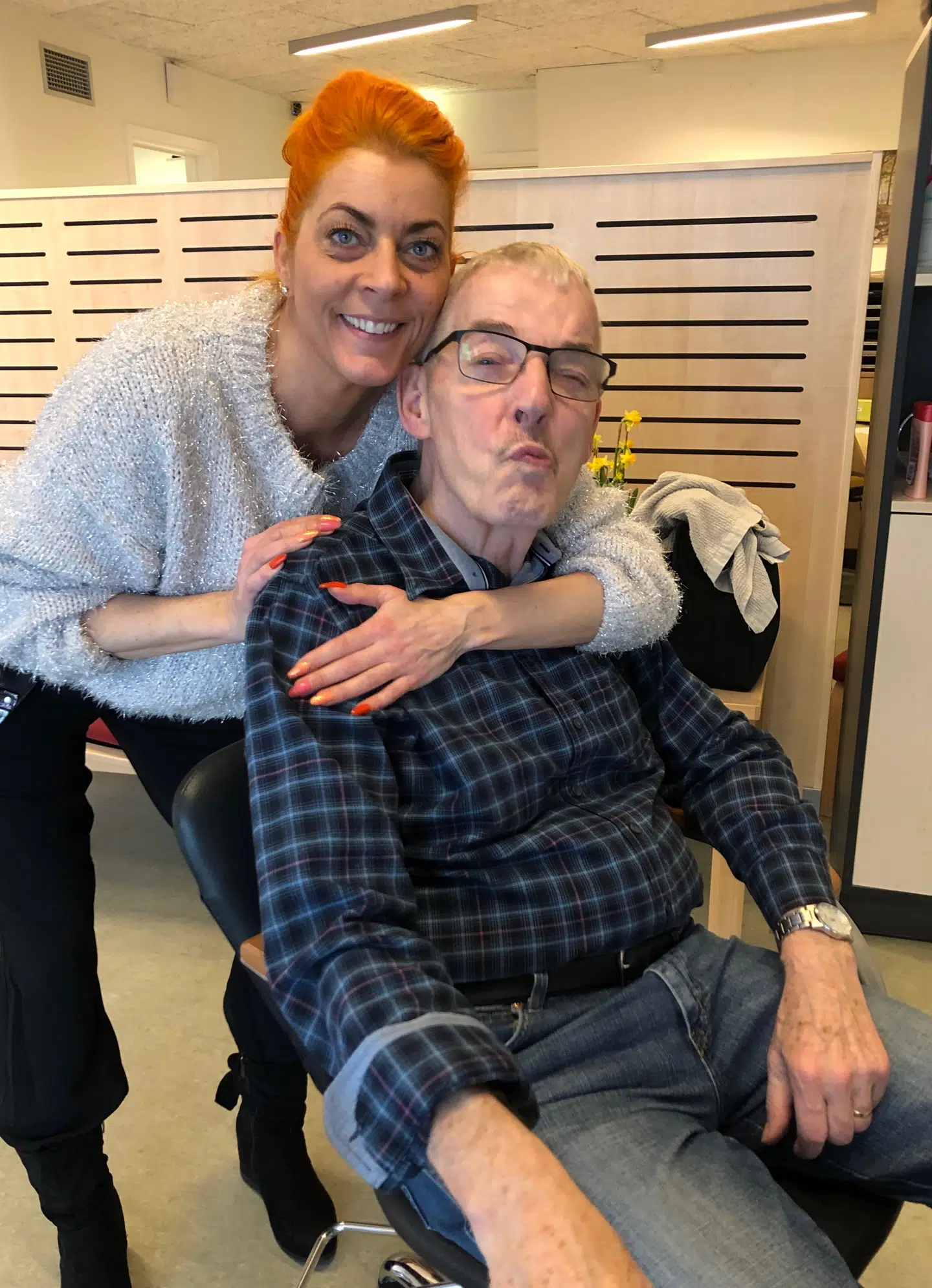 Rikke Lauenborgs far Kristian har demens og fået konstateret covid-19. Han endte som kastebold mellem Hvidovre Hospital og det plejehjem, som han bor på, da ingen af stederne ønskede at passe ham.