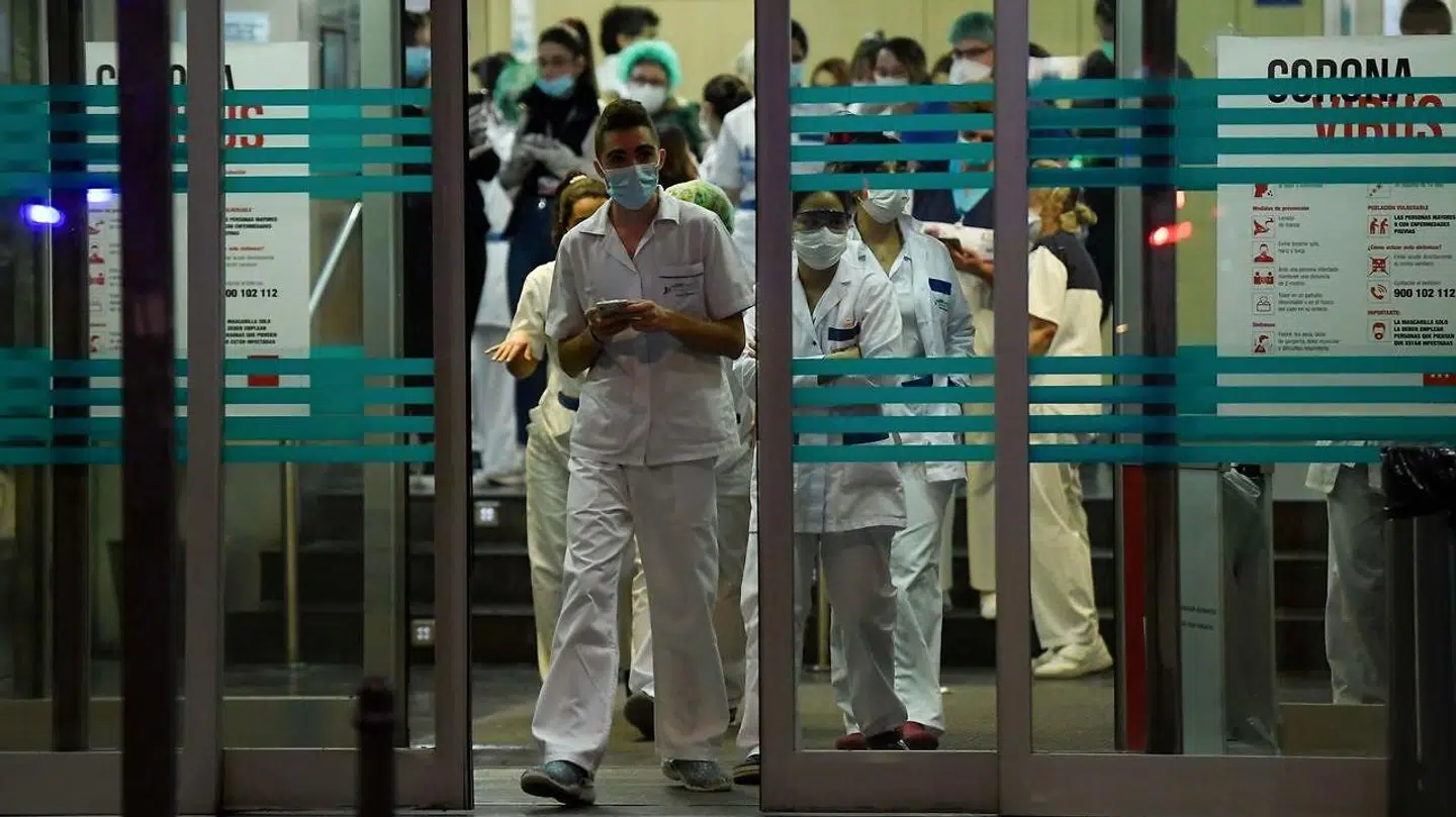 Det spanske sundhedspersonale kæmper en hård kamp for at behandle de mange coronapatienter, men der er hverken sengepladser eller værnemidler nok.