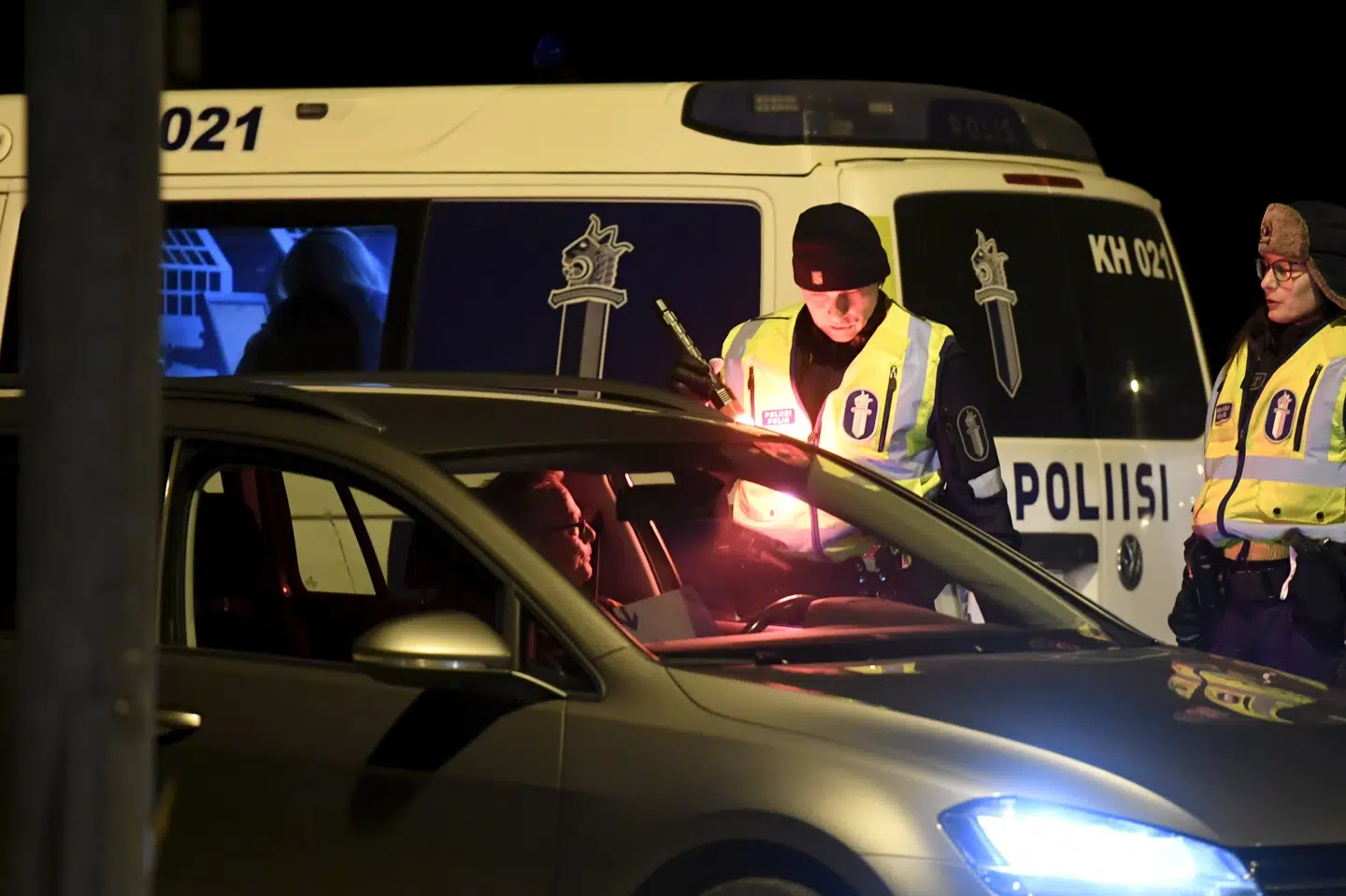 Her ses finsk politi natten til lørdag i færd med at kontrollere køretøjer ved regionen Uusimaa, der har forbudt ind- og udrejse de næste tre uger. Lehtikuva/Reuters