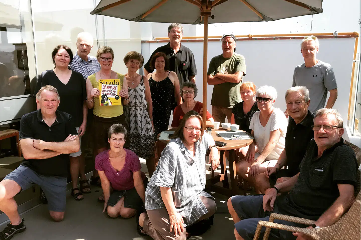 15 danskere, som har været strandet i Peru på grund af den globale coronaviruskrise, er her fotograferet i Lima den 18. marts. De var på rundrejse i Peru, hvor de ankom den 7. marts. Oprindeligt skulle de have været hjemme den 24. marts. Bente Lindegaard kan ses forrest i midten. Bente Lindegaard/Ritzau Scanpix