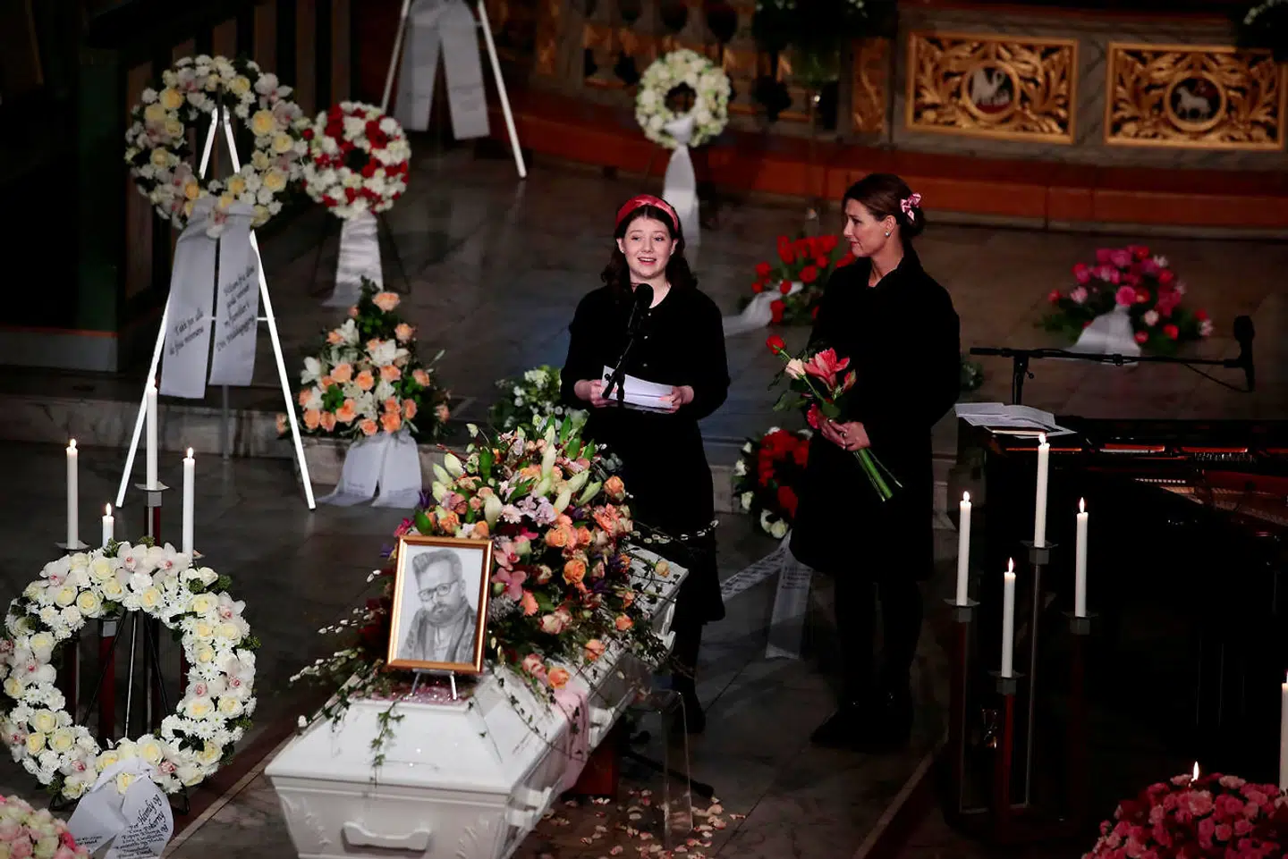Her ses Maud Angelica Behn, da hun flankeret af sin mor holdt tale ved sin fars bisættelse.
