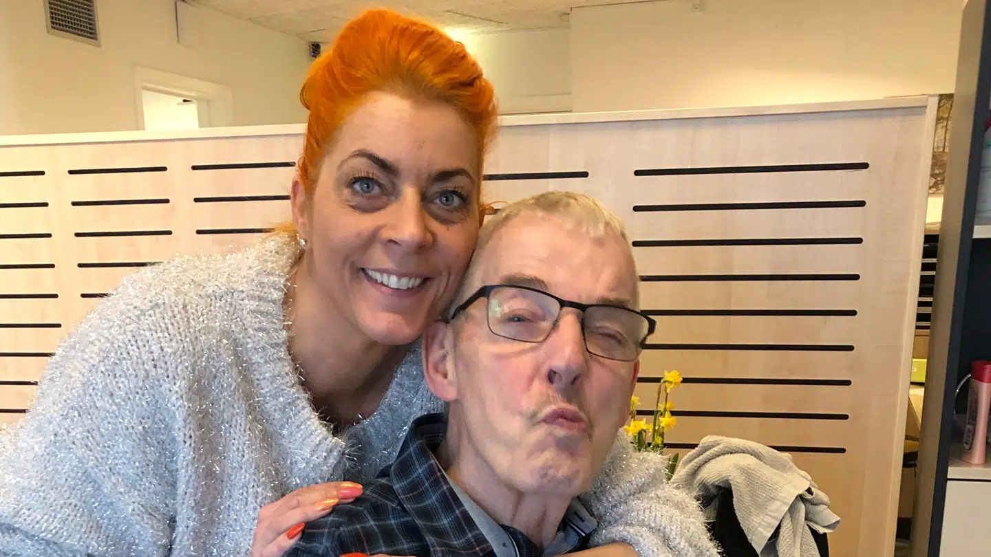 Rikke Lauenborgs far Kristian har demens og fået konstateret covid-19. Han endte som kastebold mellem Hvidovre Hospital og det plejehjem, som han bor på, da ingen af stederne ønskede at passe ham.