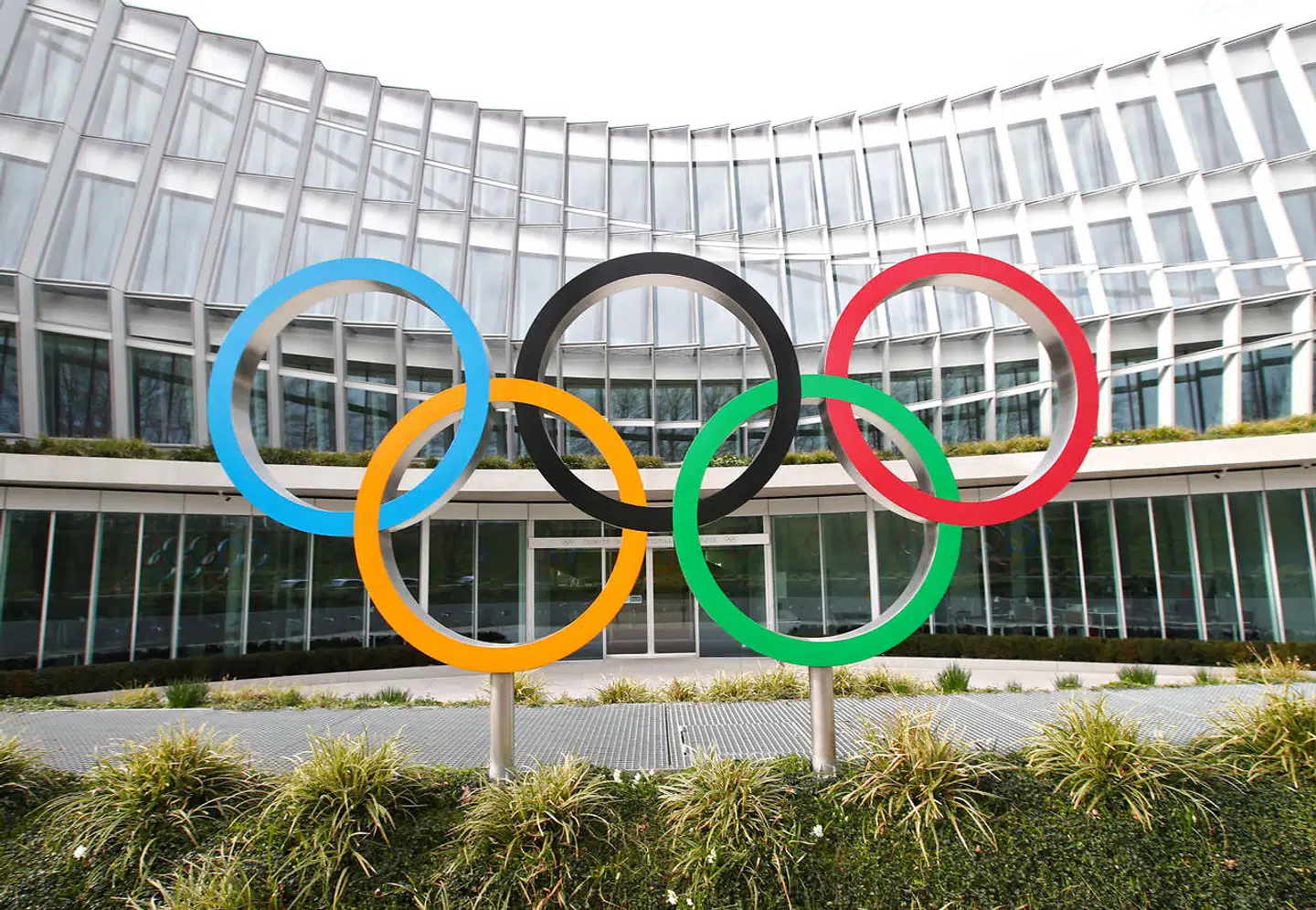 FILE PHOTO: The Olympic rings are pictured in front of the International Olympic Committee (IOC) in Lausanne, Switzerland, March 17, 2020. Med udsigt til bedring i forhold til coronavirus i Kina ligner det, at Asien først kommer over krisen. Og det kan give kontinentet en stor fordel ved OL. Det skriver Ritzau, fredag den 20. marts 2020.. (Foto: Denis Balibouse/Ritzau Scanpix)