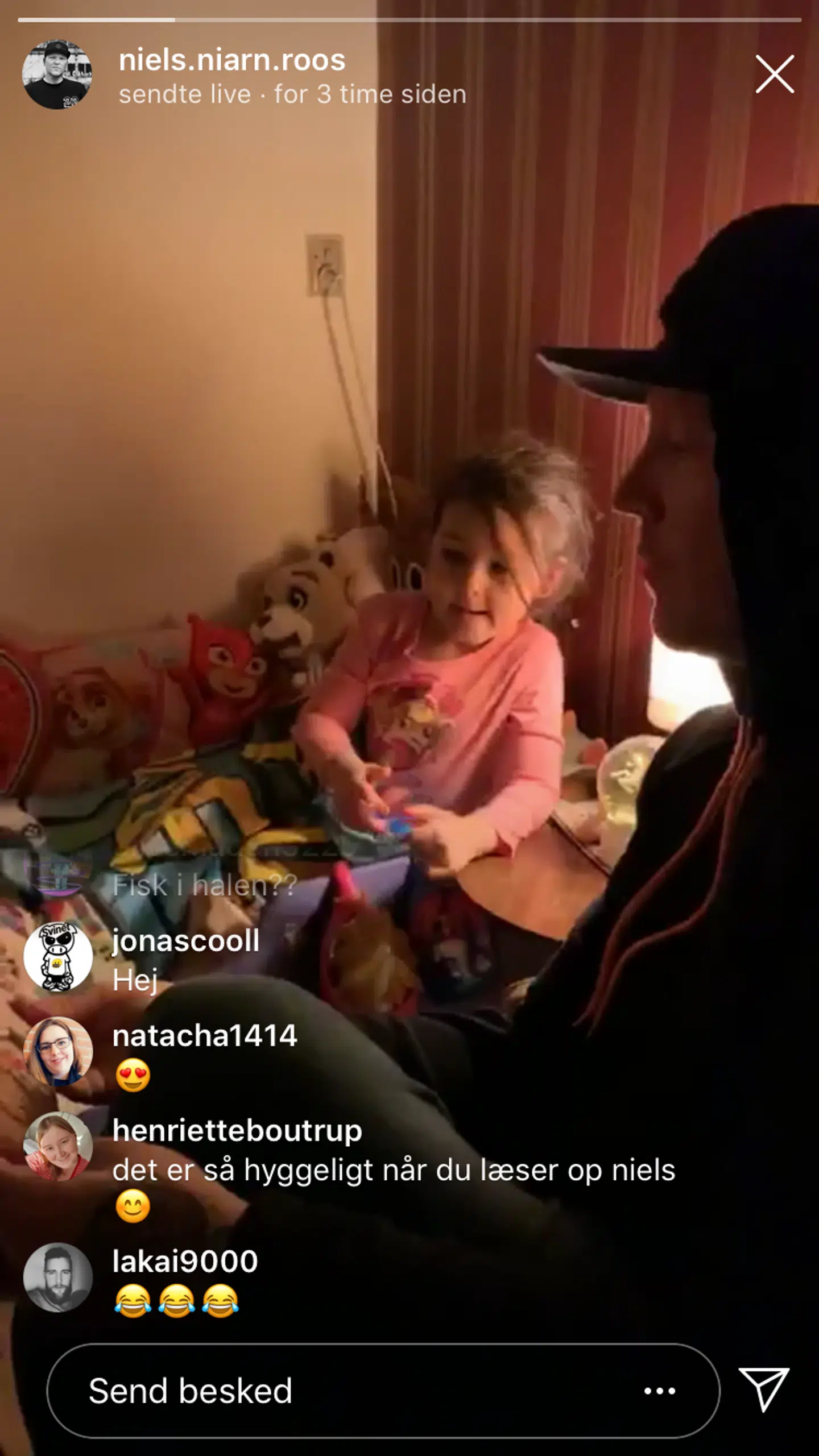 Sådan ser det ud, når Niels Roos læser godnathistorier for sin datter og dem, der vil følge med på Instagram.