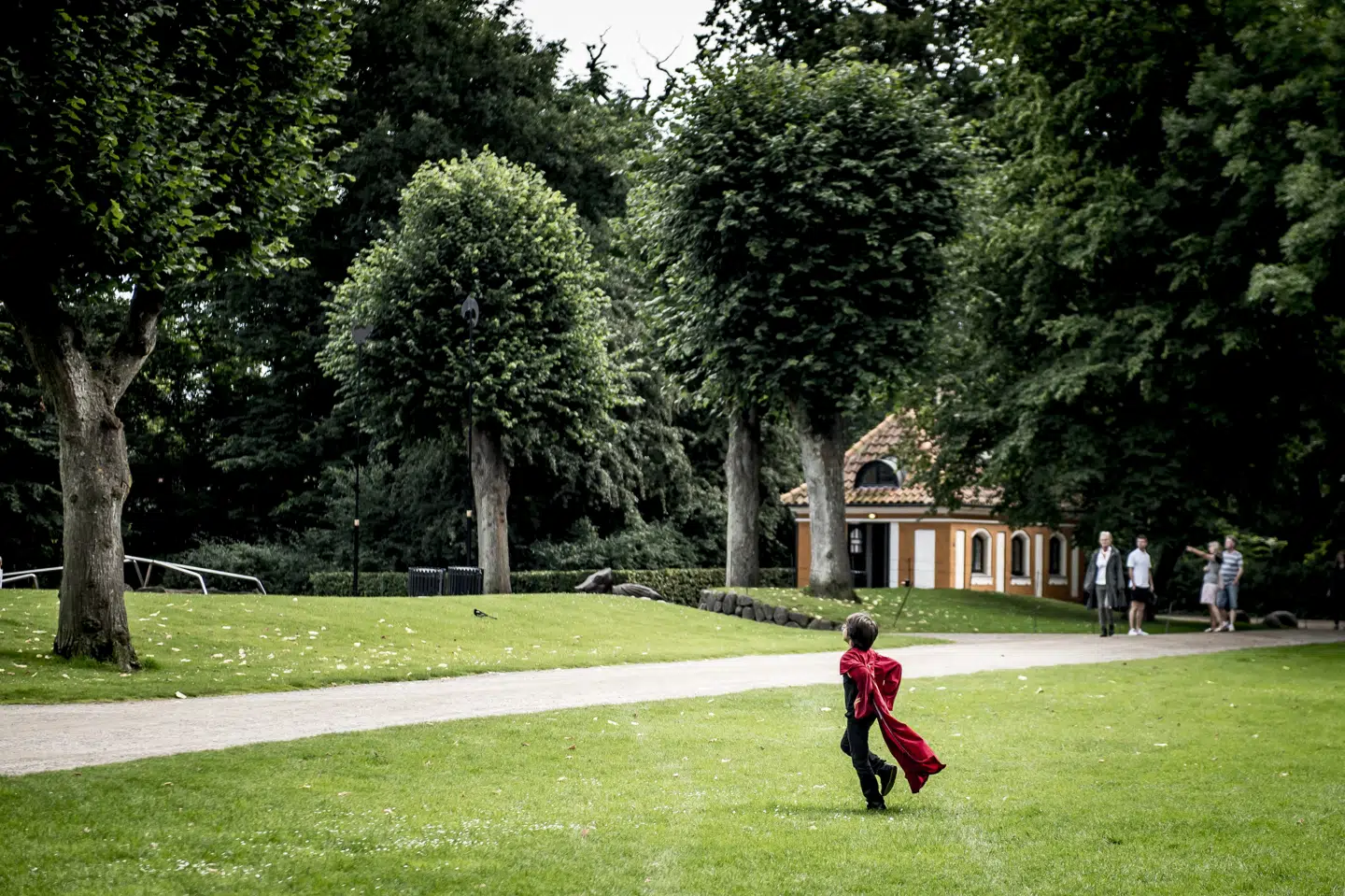 Det er fortsat tilladt at gå ture i Frederiksberg Have trods stop for løbere. Reglerne for motionsløbere på Frederiksberg vil gælde, så længe myndighederne anbefaler, at man holder afstand.(Arkivfoto). Mads Claus Rasmussen/Ritzau Scanpix