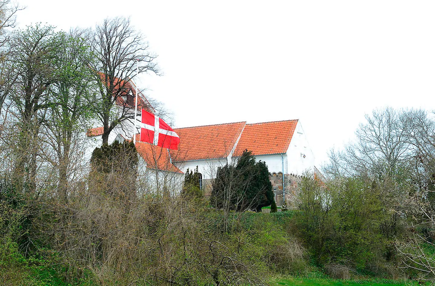 På trods af coronavirussen er det stadig muligt at holde bisættelser og begravelser. (Arkivfoto)