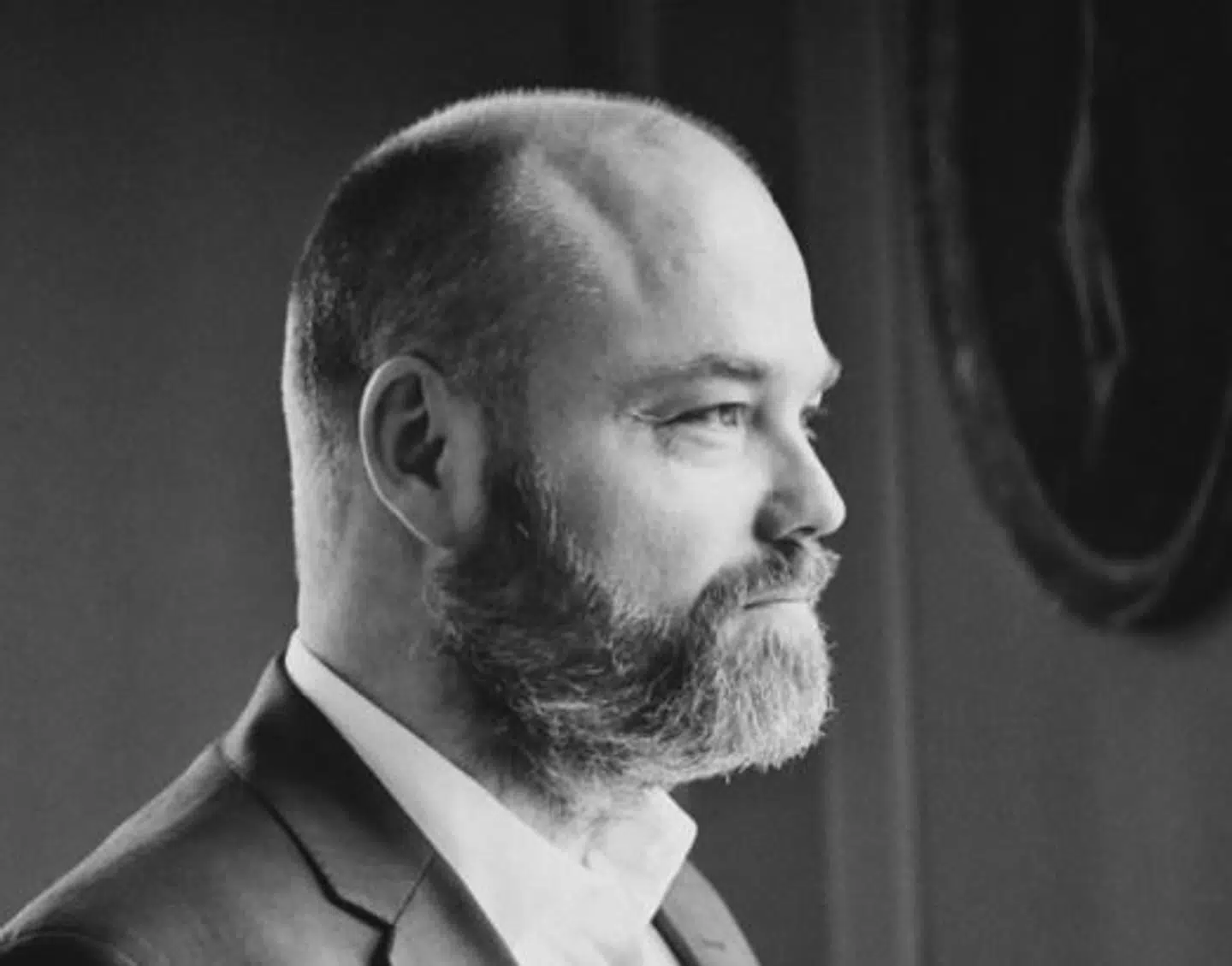 Bestseller-ejer og mangemilliardær Anders Holch Povlsen er hårdt presset af butikslukninger på stribe.