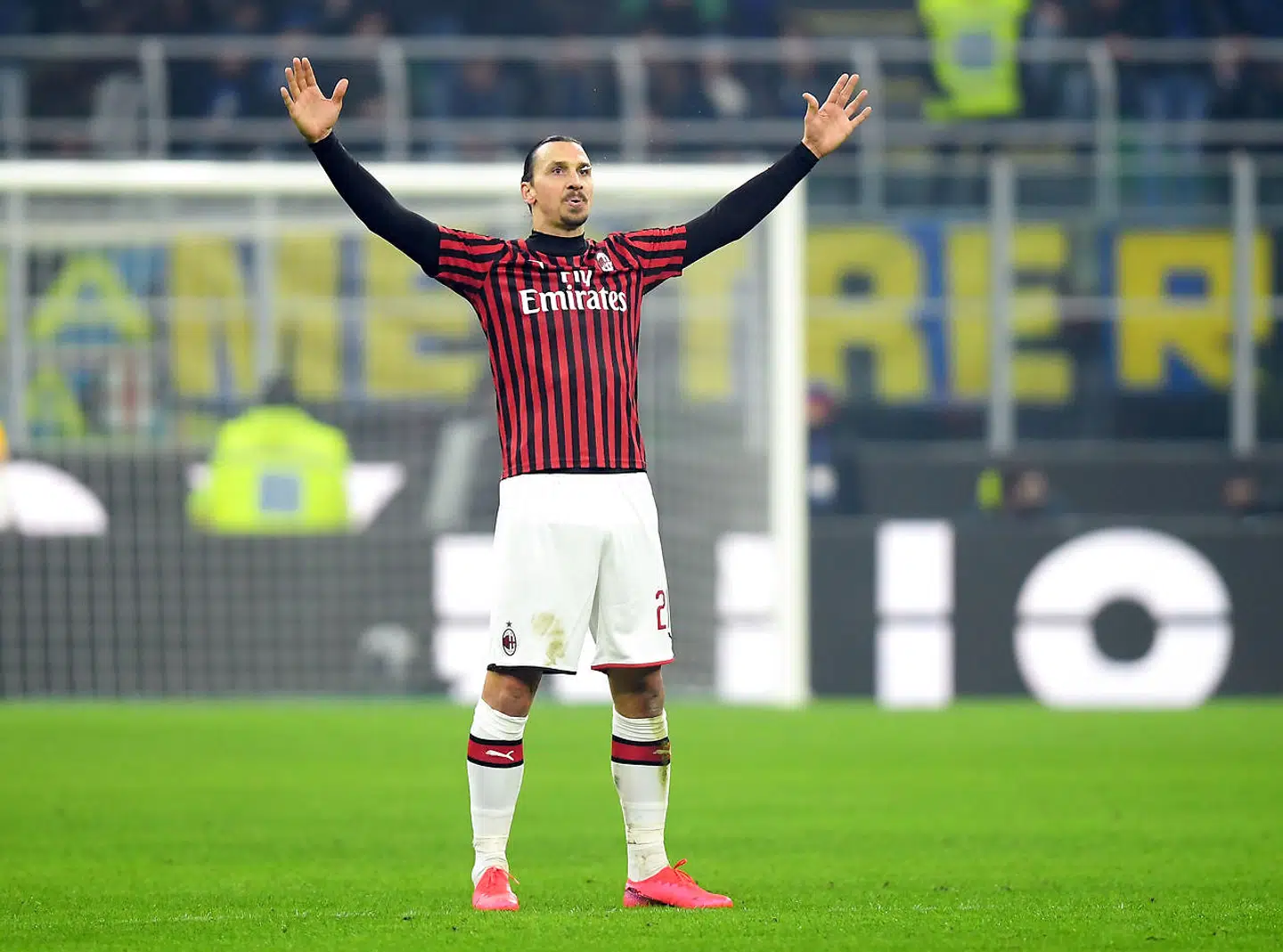 Zlatan Ibrahimovic fejrer en scoring mod sin tidligere klub, Inter.