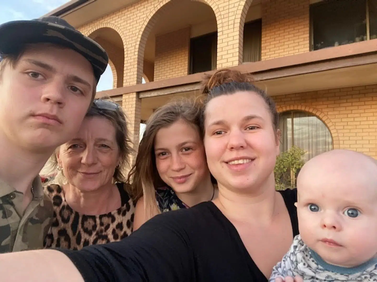 Familen Løwenskov er fanget i Australien, hvor de efterhånden er ved at løbe tør for den livsnødvendige medicin, som datteren har behov for.