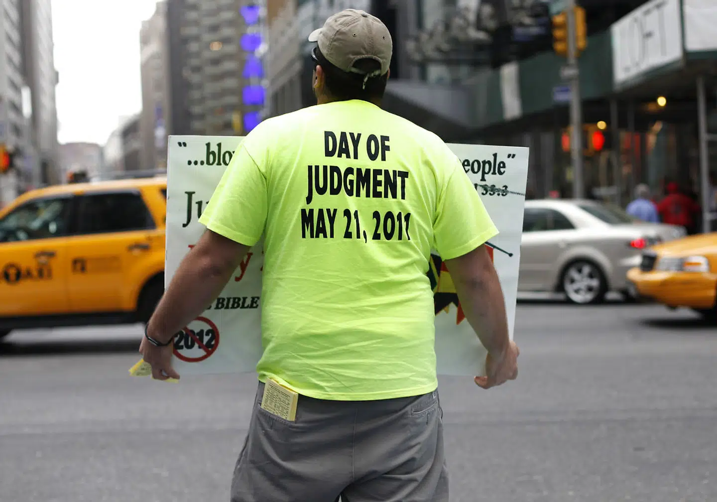 En frivillig spreder 'det glade budskab' på Times Square i New York. Her fra 'dommedag' i 2011.