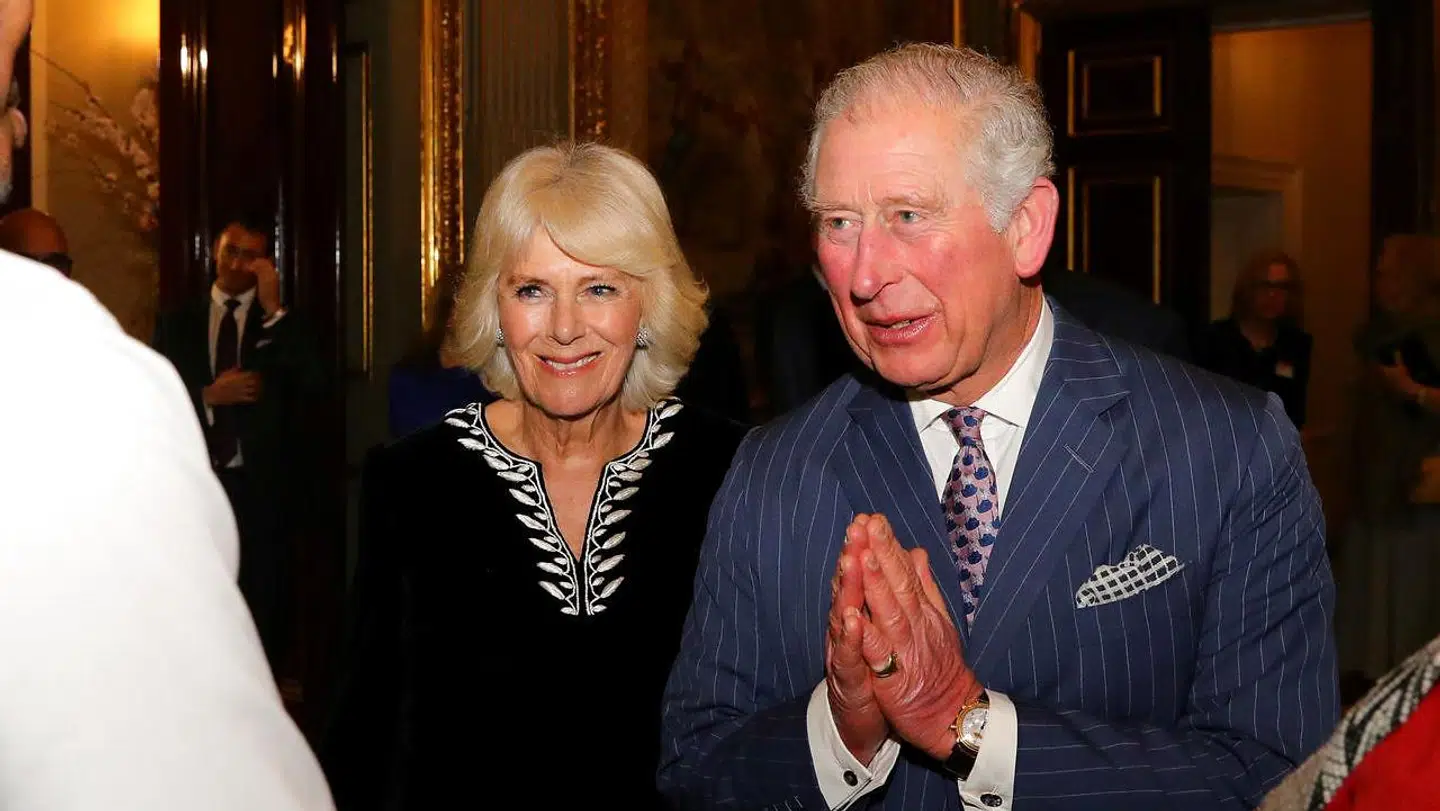 Prinsen her fotograferet med hustru hertuginde Camilla tidligere i marts. Hertuginden er testet negativ for coronavirus.