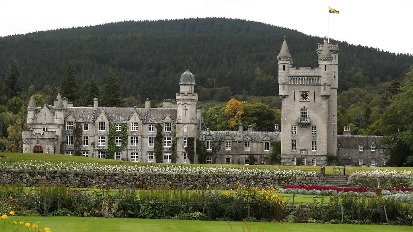 Her Balmoral Castle i Skotland, hvor prins Charles nu opholder sig.