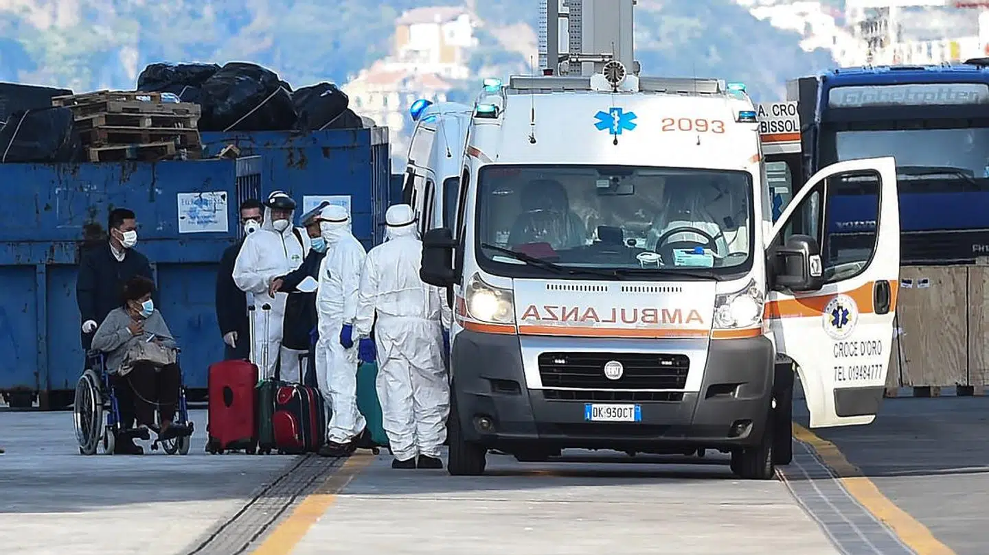 Passagerer kommer med en ambulance efter evakueringen af Costa Luminosa i Savona.