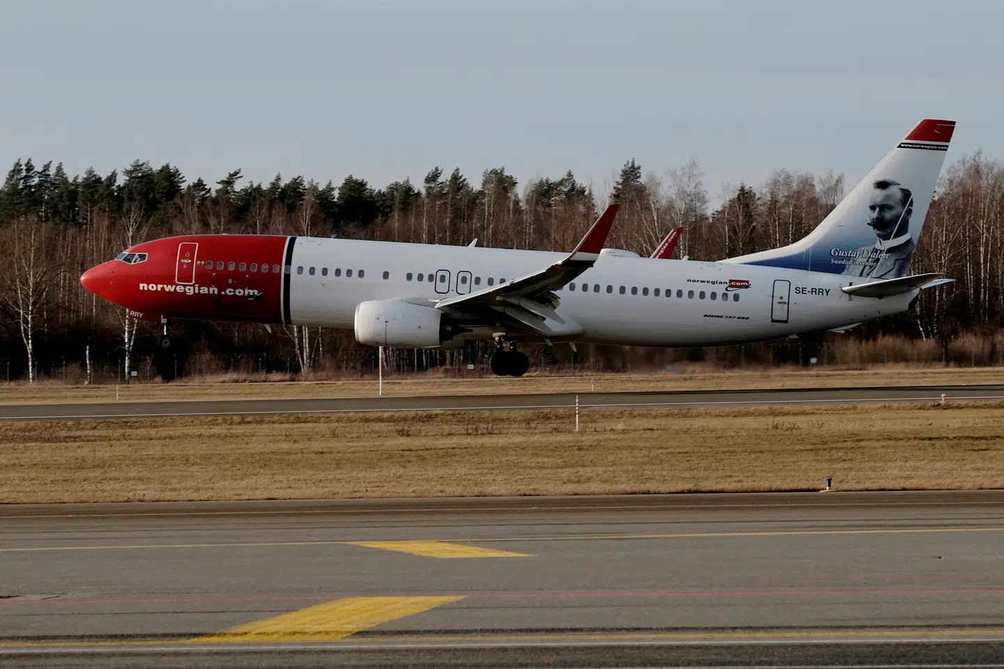 Et Boeing 737-800 fra Norwegian lander i Rigas lufthavn i Letland. Det syn kan blive historie, hvis ikke selskabet klarer den alvorlige økonomiske krise, som det er ude i. Ints Kalnins/Reuters