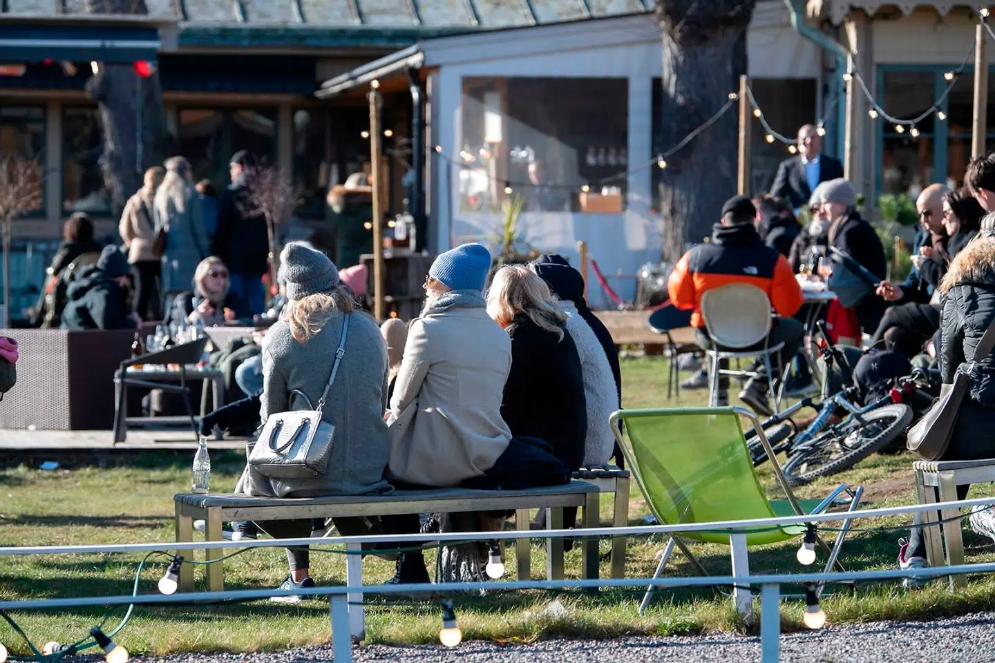 En udendørsrestaurant i Djurgarden i Stockholm var også populær i martssolen den 22 marts. AFP / Sweden OUT,