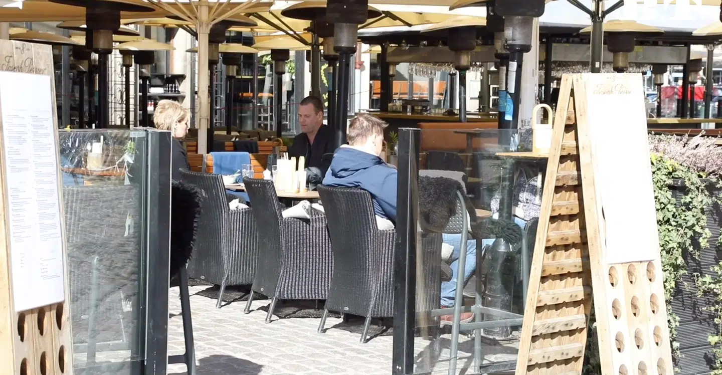 Åbne cafeer i Malmø tiltrækker stadig gæster i det flotte forårsvejr.
