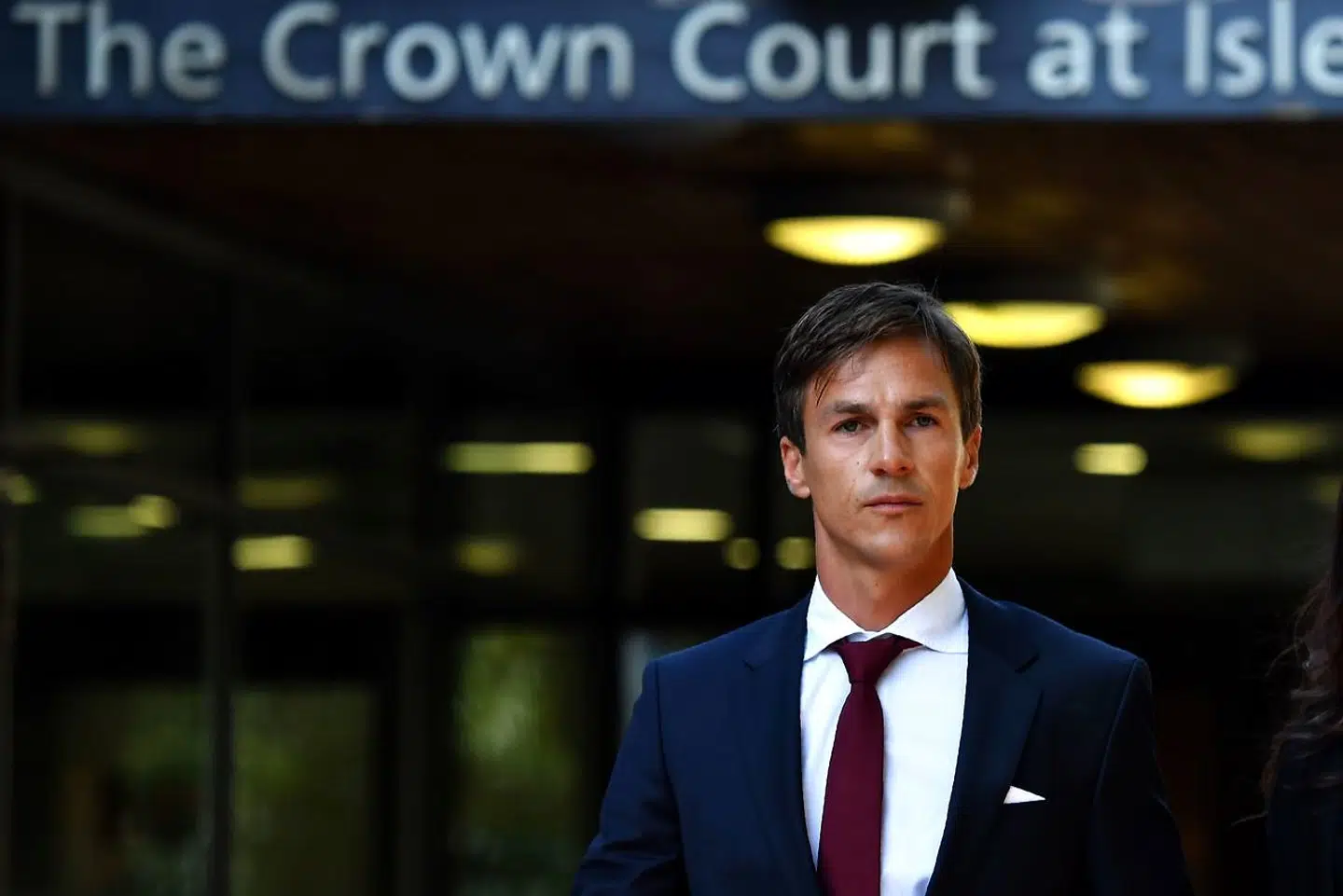 Thorbjørn Olesen forlader Isleworth Crown Court efter et retsmøde i september 2019.