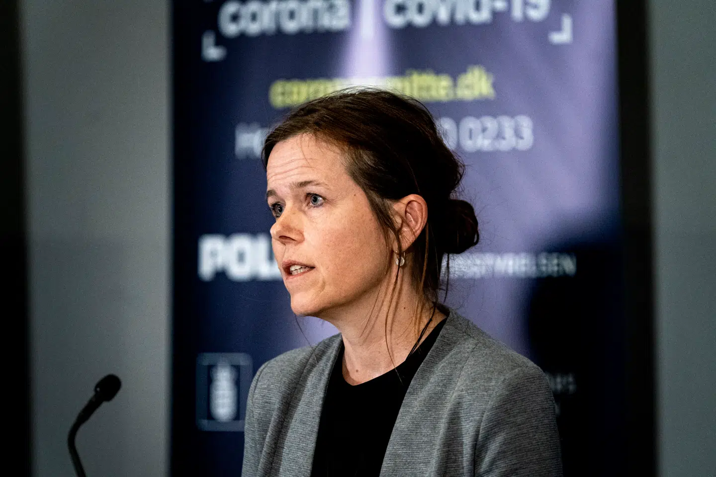Helene Probst, Sundhedsstyrelsen, taler på et pressemøde i Eigtveds Pakhus i København, onsdag den 25. marts 2020. Flere myndigheder giver en status på situationen med hensyn til coronavirus og COVID-19. Deltagerne ved mødet i dag er: Justitsminister Nick Hækkerup (S), direktør Erik Brøgger, Udenrigsministeriets Borgerservice, Helene Probst, Sundhedsstyrelsen og rigspolitichef, Thorkild Fogde. Pressemødet blev afholdt i Eigtveds Pakhus onsdag den 25. marts klokken 16.00. (Foto: Ida Guldbæk Arentsen/Scanpix 2020)