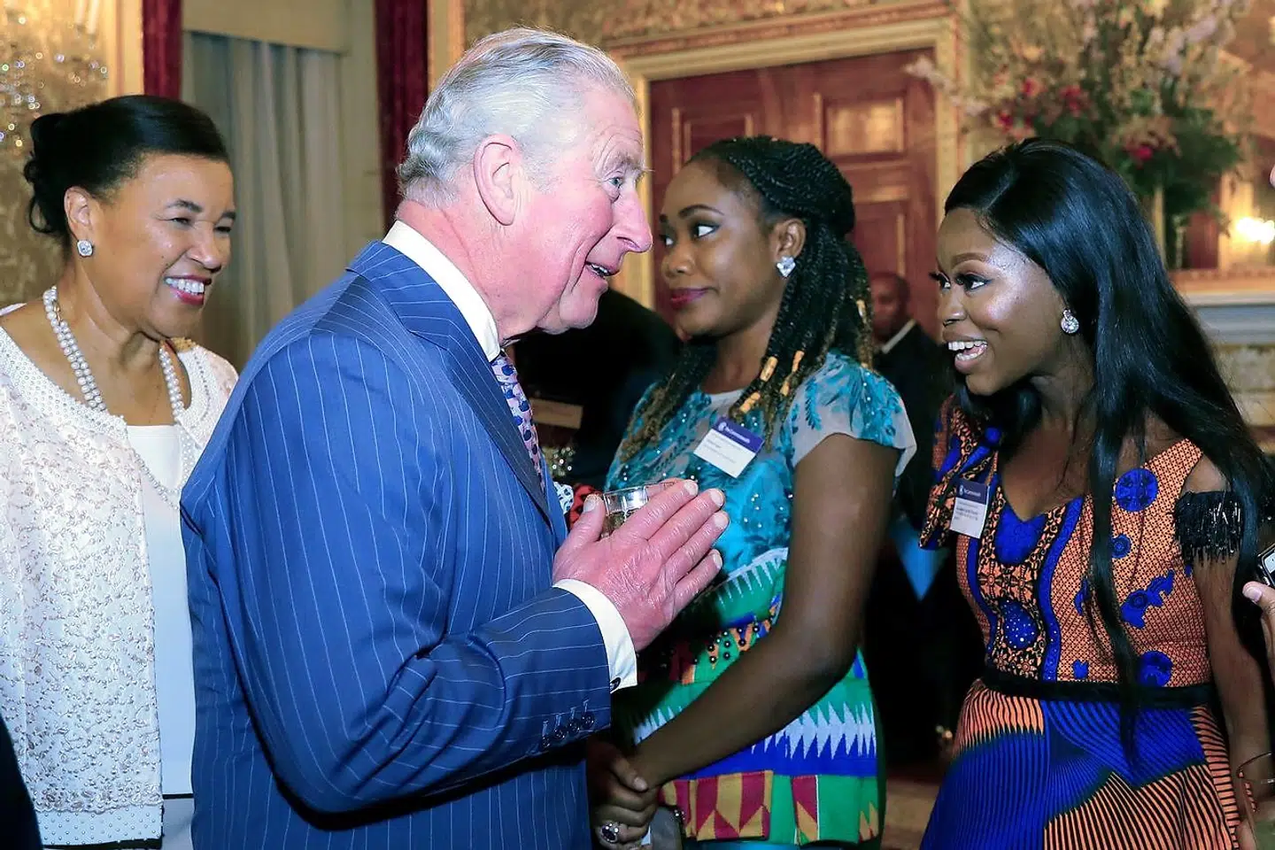 Prins Charles har i disse tider skiftet håndtrykket ud med en 'Namaste'-hilsen. Som her til en reception 9. marts.