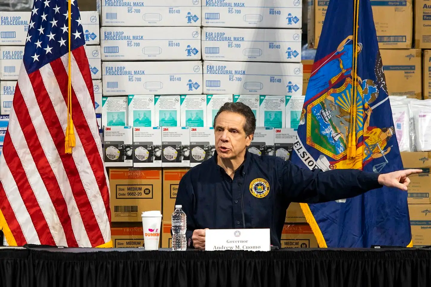 Guvernør Andrew Cuomo afholder sin daglige pressekonferrence i det gigantiske Javits Convention Center, der er lavet om til hospital.