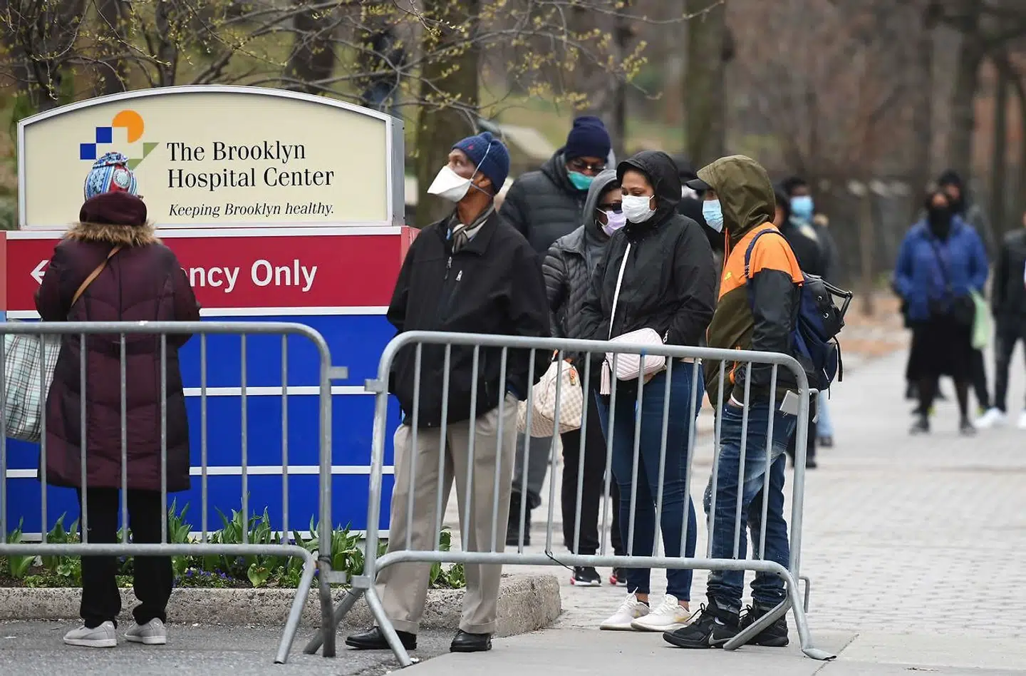 Indbyggerne i New York City står i lange køer for at blive testet for coronavirus.