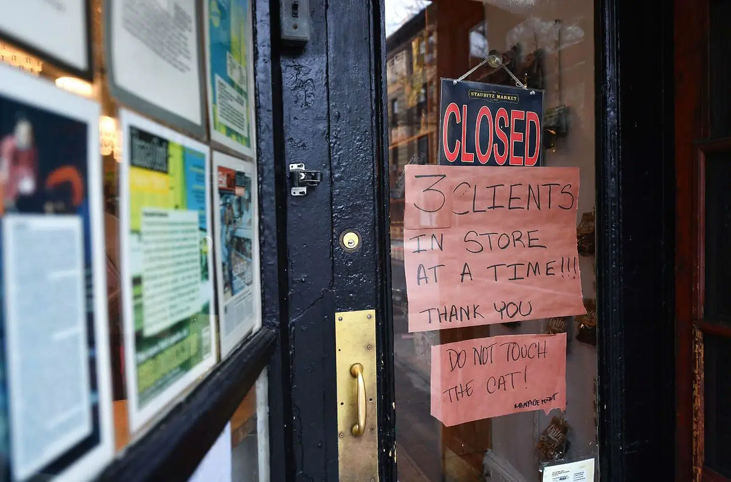 'Kun tre kunder i butikken ad gange', står det på det her skilt i Brooklyn, New York.