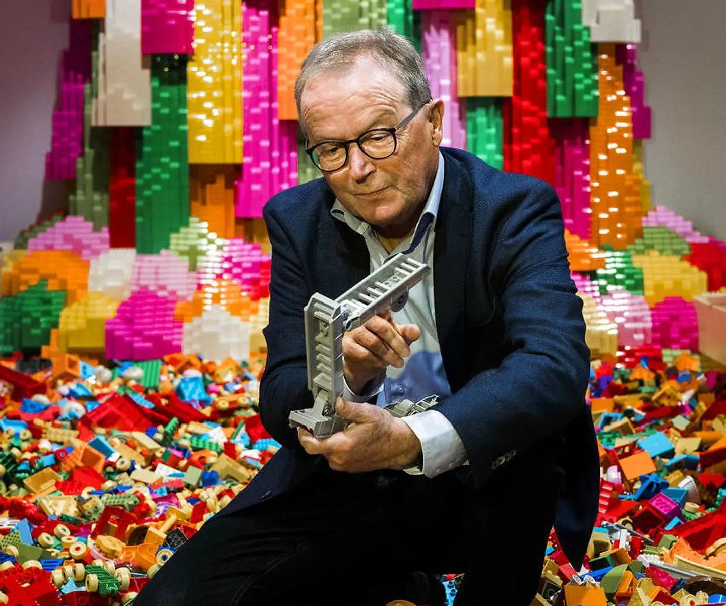 Mens Kjeld Kirk Kristiansen og Kirkbi kan få hovedbrud over situationen med de corona-lukkede Legoland-parker, så kan han glæde sig over, at salget af Lego formentlig ikke rammes helt så hårdt.