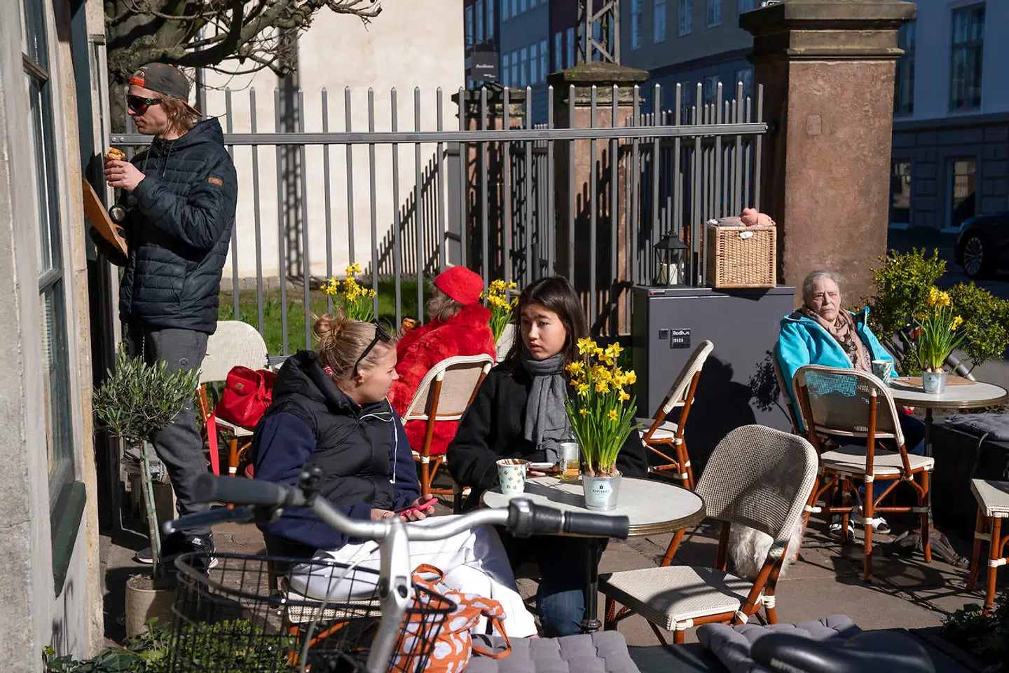 Folk nyder forårsvejret på trods af frygten for corona. Her ved indgangen til Kongens Have i København.