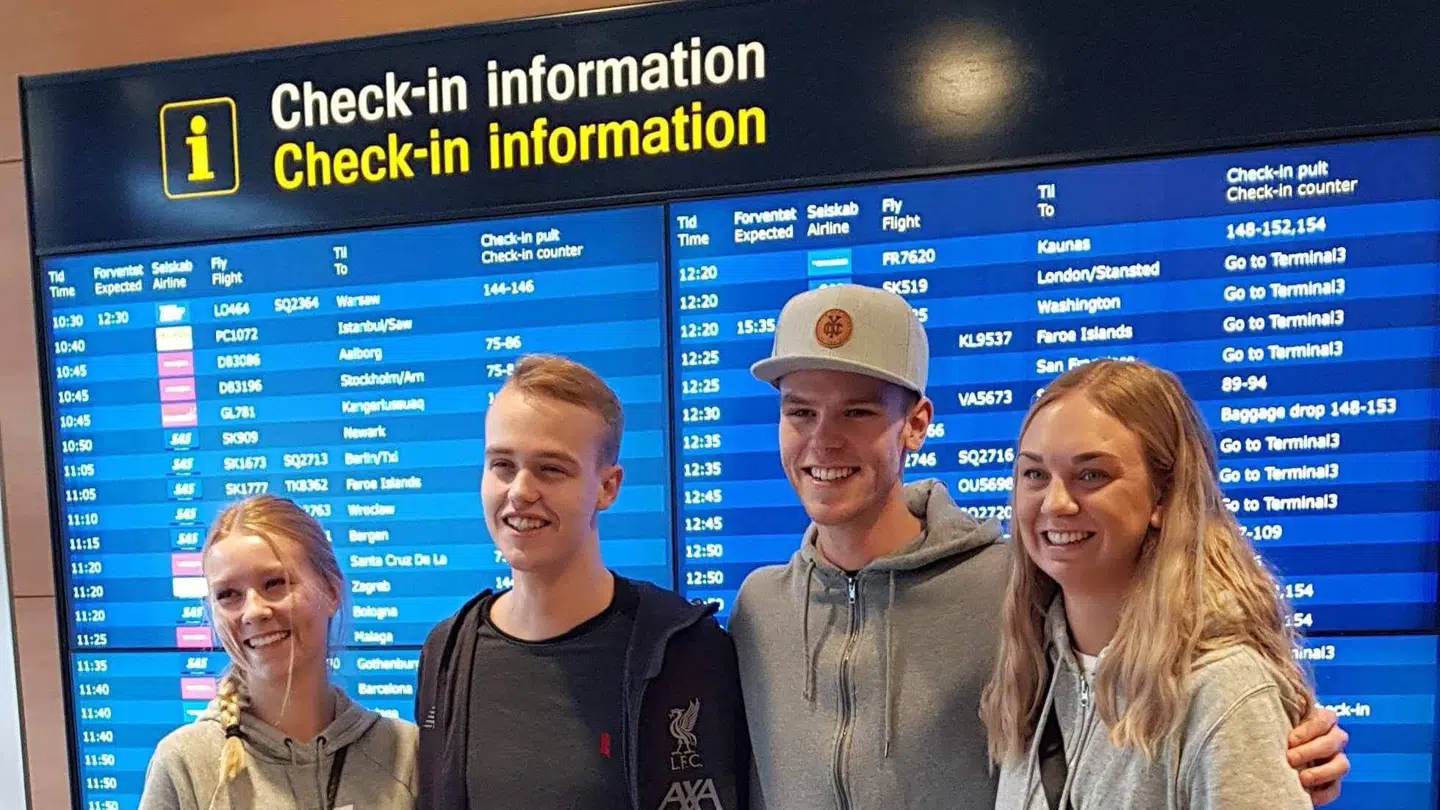 De fire unge danskere fotograferet ved afrejse i Københavns Lufthavn (Privatfoto)