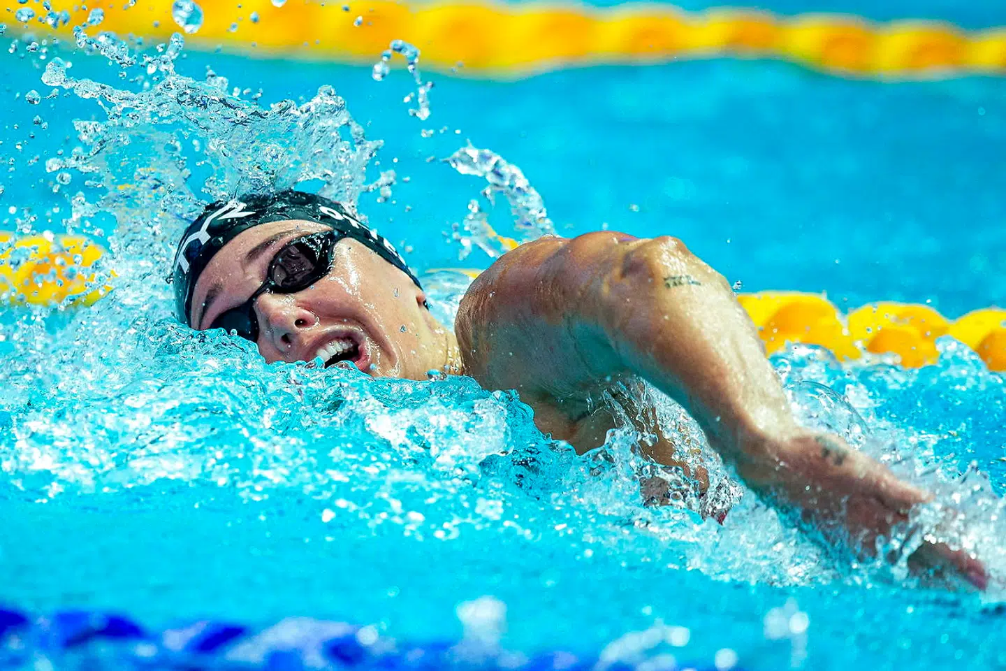 Jeanette Ottesen i aktion i svømmebassinet.
