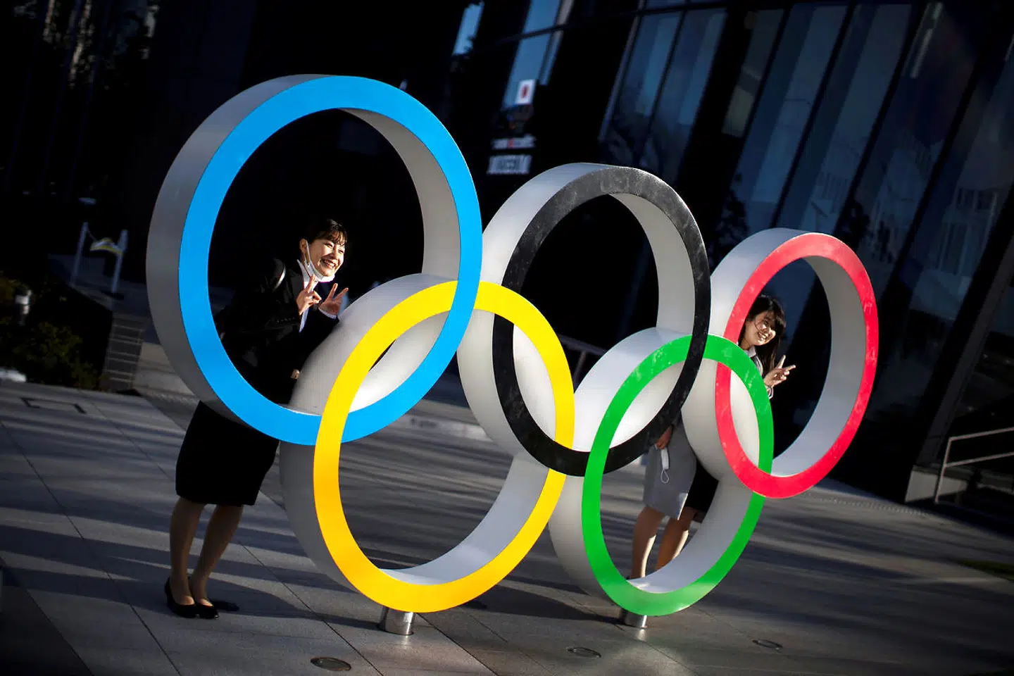 I Tokyo er man ved at være i OL-stemning. Her poserer en japaner ved OL-ringene, der er stillet op ved Japan Olympic Museum.